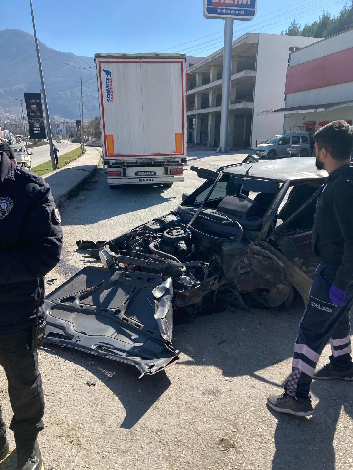 Direksiyonu kilitlenen ara&ccedil; beton bloğa &ccedil;arptı! O anlar kamerada - 1. Resim