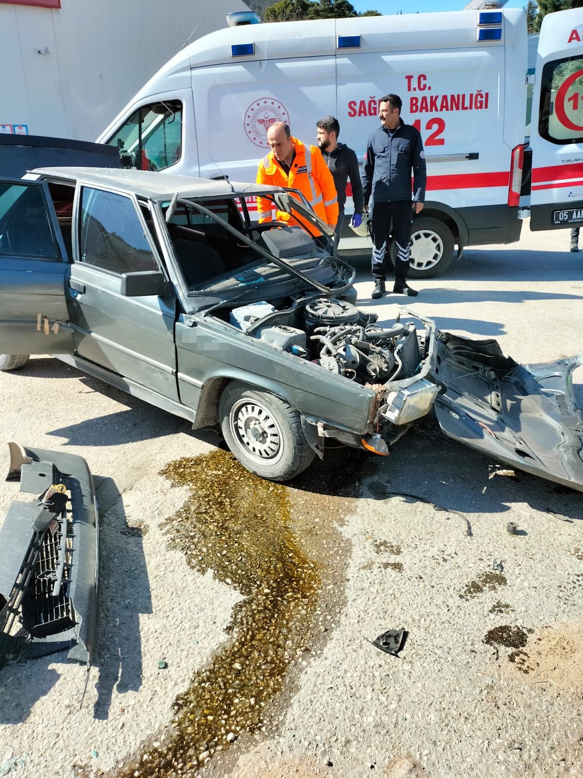 Direksiyonu kilitlenen ara&ccedil; beton bloğa &ccedil;arptı! O anlar kamerada - 2. Resim