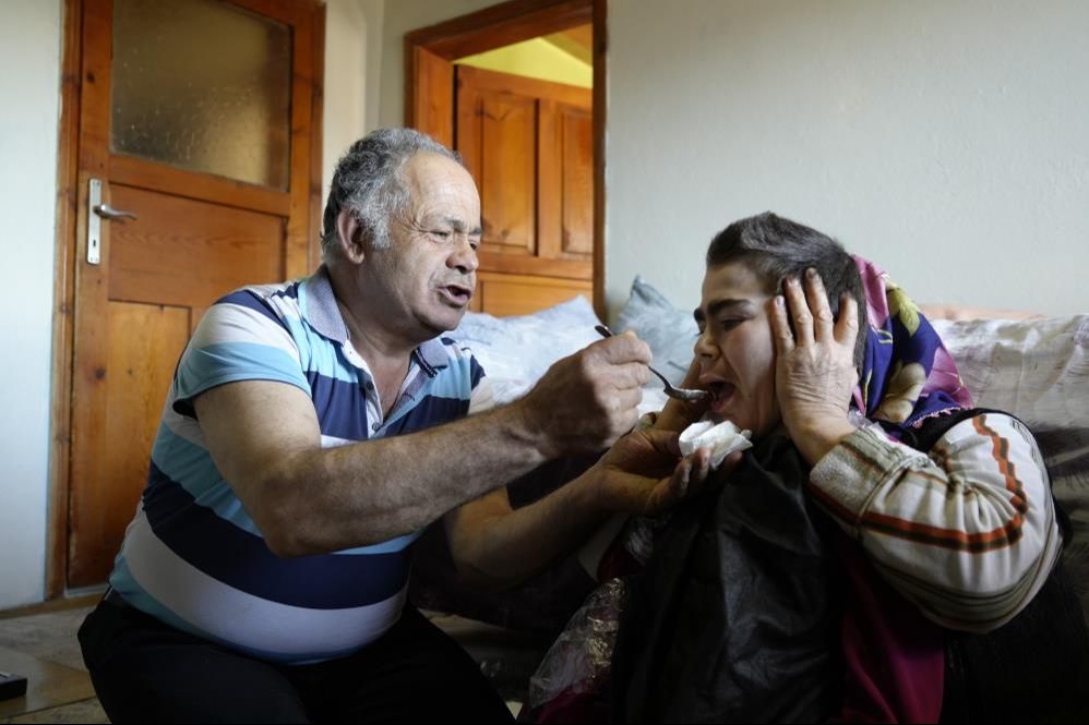 Doktorlar '15 yaşını g&ouml;remez' dedi, &ouml;ğretmen baba kızını tedavi etti! - 1. Resim