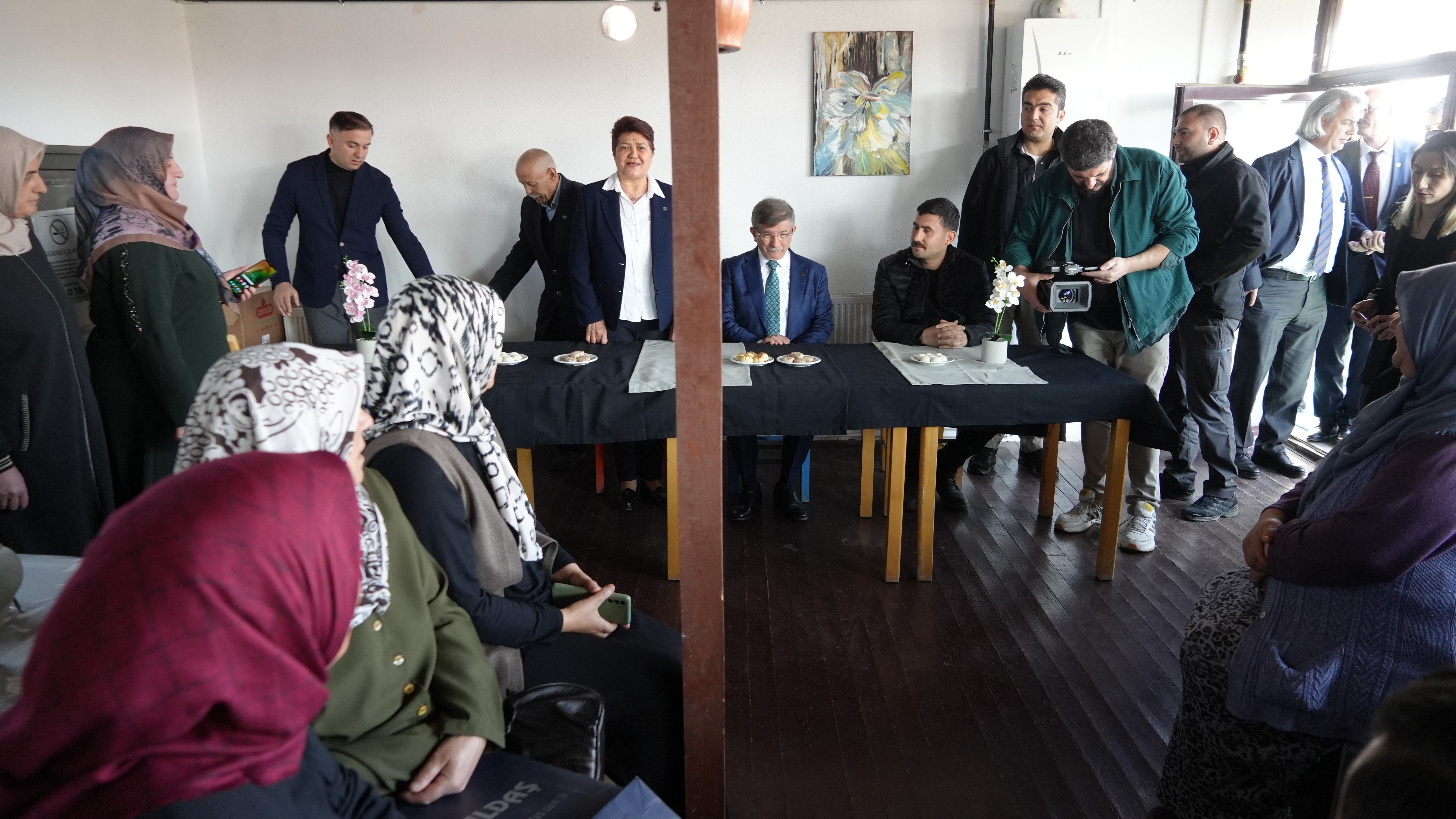 Gelecek Partisi lideri Davutoğlu'ndan AK Parti'ye sürpriz ziyaret Gelecek Partisi Genel Başkanı Davutoğlu'ndan AK Parti'ye sürpriz ziyaret - 2. Resim