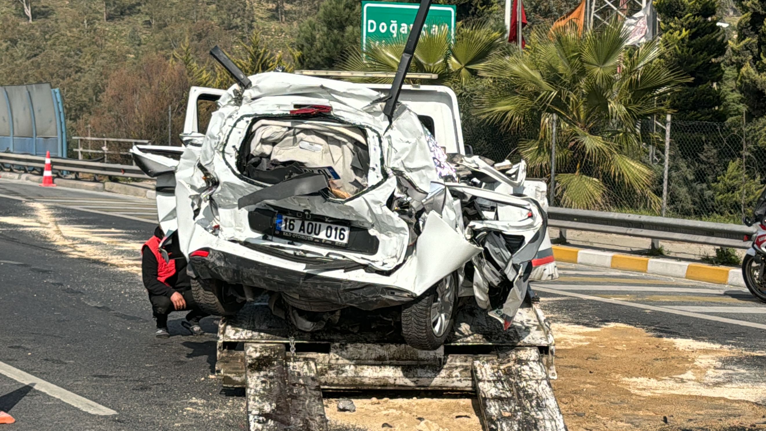 İki tırın arasında kalan araç kağıt gibi ezildi! Şoför feci şekilde can verdi - 2. Resim