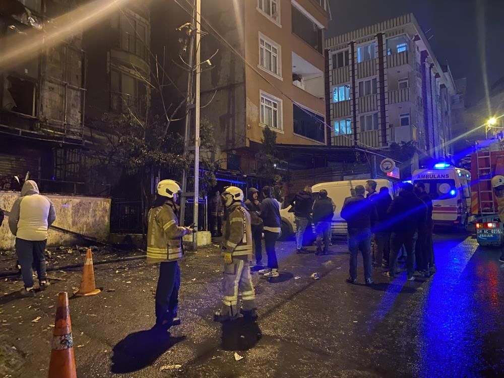 İstanbul'da sıcak saatler! Eyüpsultan’da 6 katlı bina alev alev yandı - 2. Resim