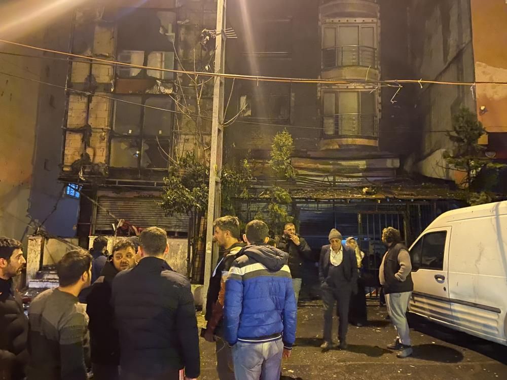 İstanbul'da sıcak saatler! Eyüpsultan’da 6 katlı bina alev alev yandı - 1. Resim