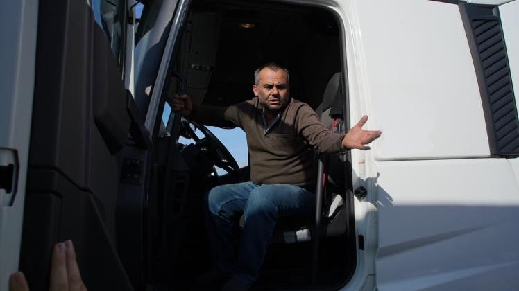 Polislerin alkollü sürücüyle imtihanı! 'Seninle işim yok benim, kralı, hakimi, savcısı gelsin' Polislerin alkollü sürücüyle imtihanı! 'Seninle işim yok benim, kralı, hakimi, savcısı gelsin' - 1. Resim