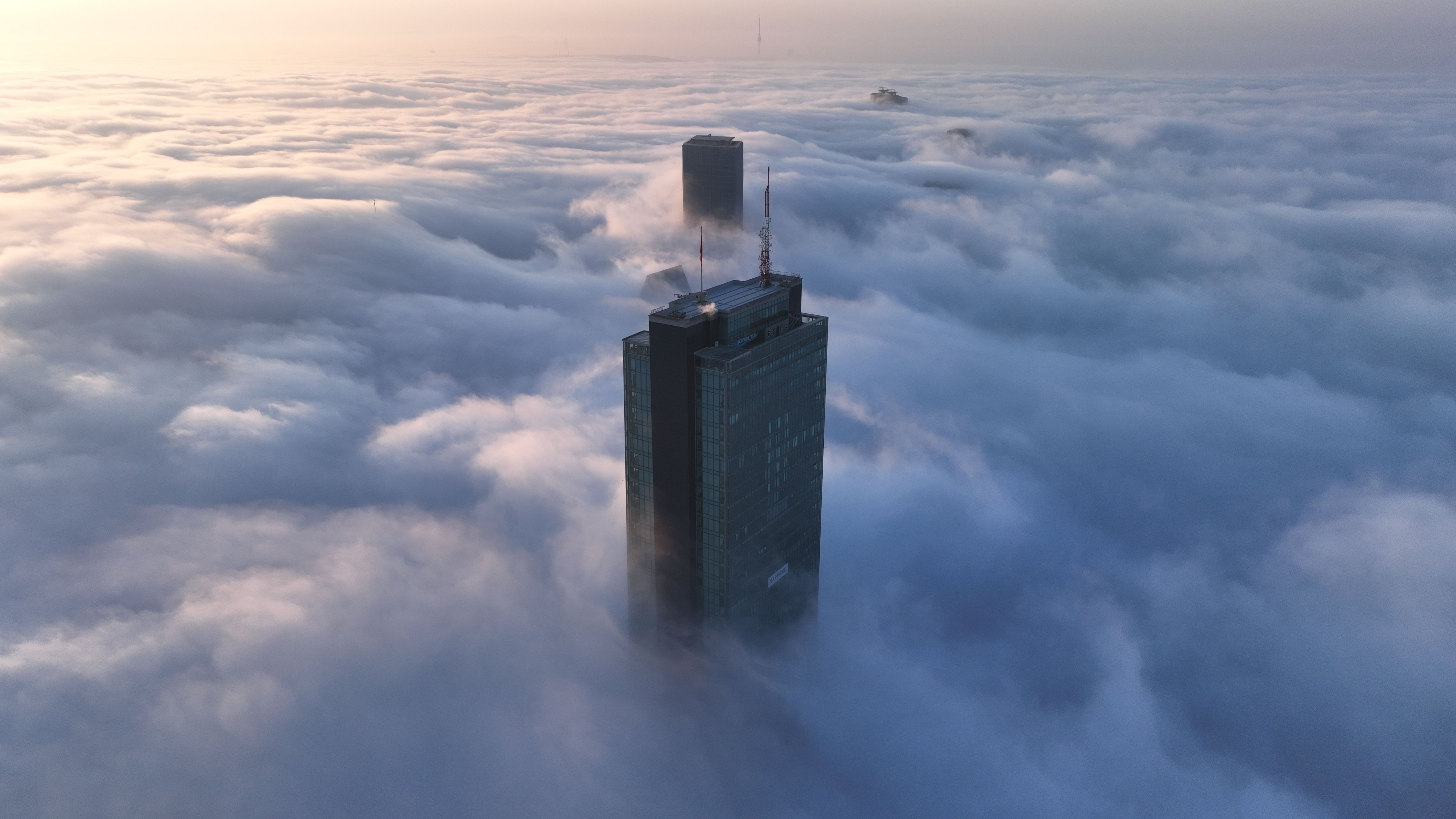 Sis, dev gökdelenleri yuttu! İstanbul'da kartpostallık manzaralar... - 1. Resim