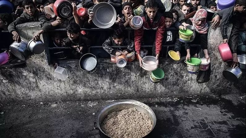 4 aydır ilk defa ekmek yiyor! Gazze'den göç eden Filistinli kadın gözyaşlarına boğuldu 4 aydır ilk defa ekmek yiyor! Gazze'den göç eden Filistinli kadın gözyaşlarına boğuldu - 1. Resim