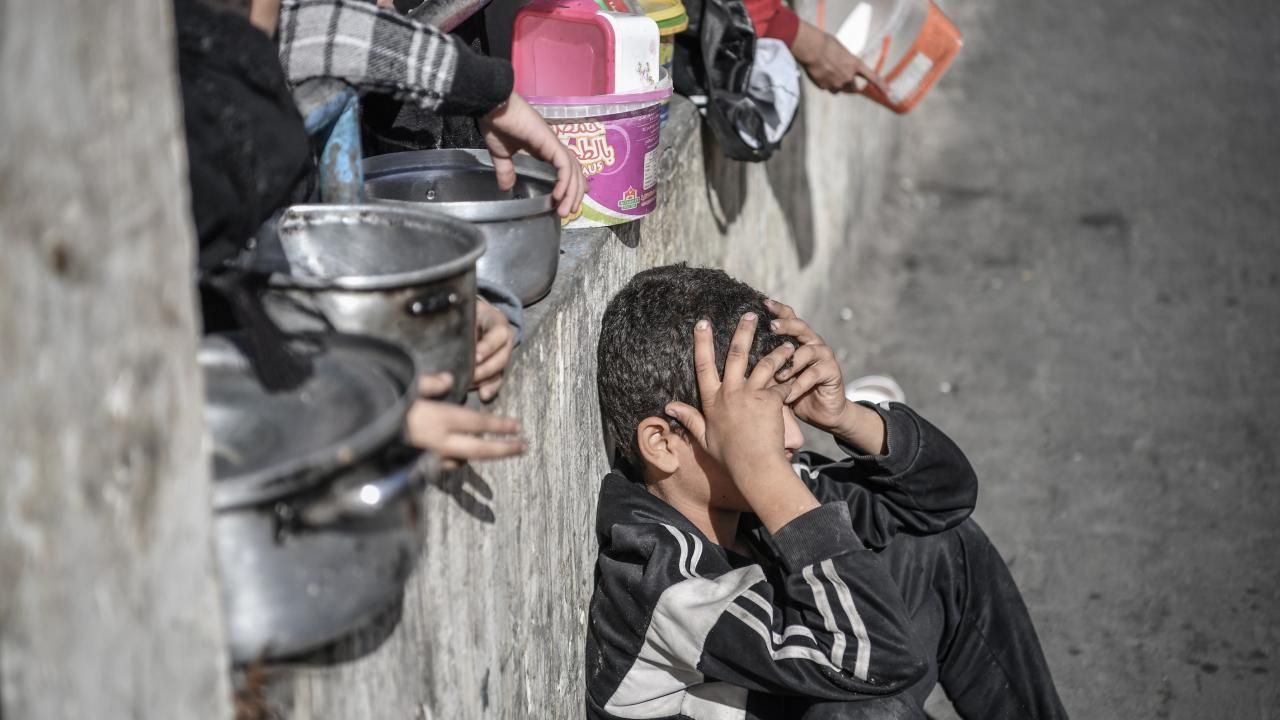ABD&#039;den açlıkla savaşan Gazzelilere havadan yardım