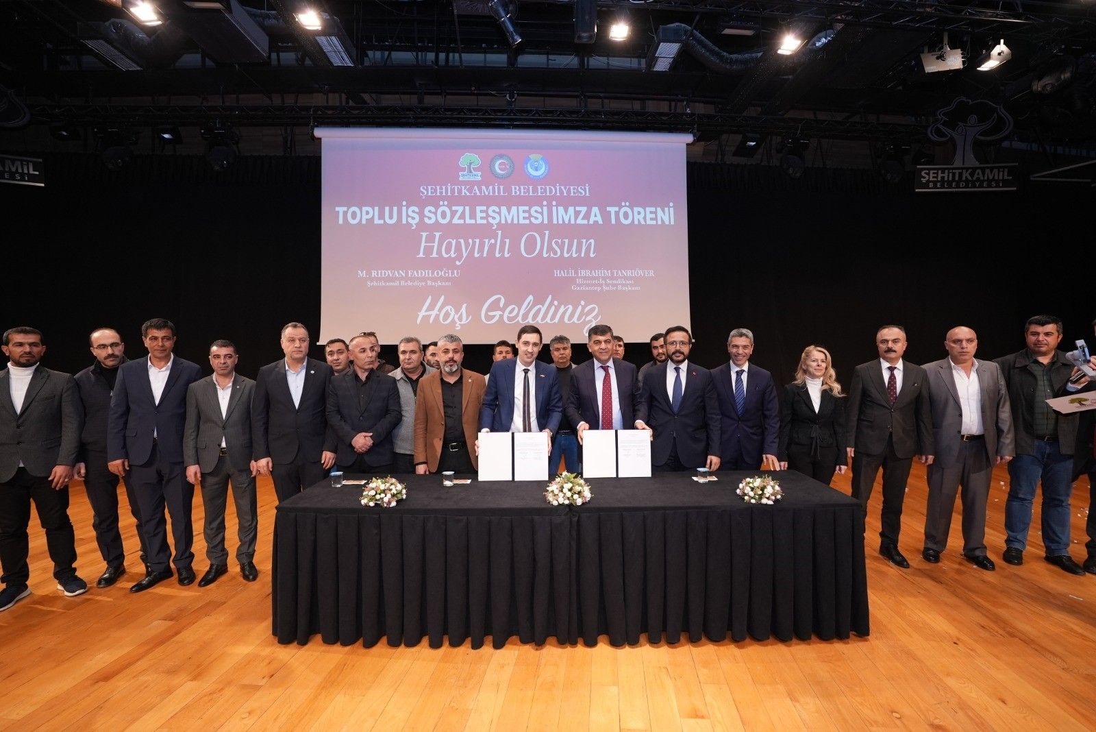 Belediyede toplu sözleşme sevinci! Maaşlara yüzde 100 zam yapıldı Belediyede toplu sözleşme sevinci! Maaşlara yüzde 100 zam yapıldı - 1. Resim