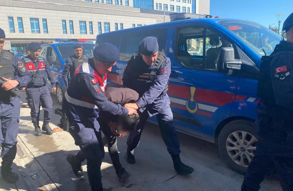 Biri çocuk 3 kişiyi öldürdü, mağarada yakalandı! Biri çocuk 3 kişiyi öldürdü, mağarada yakalandı! - 1. Resim