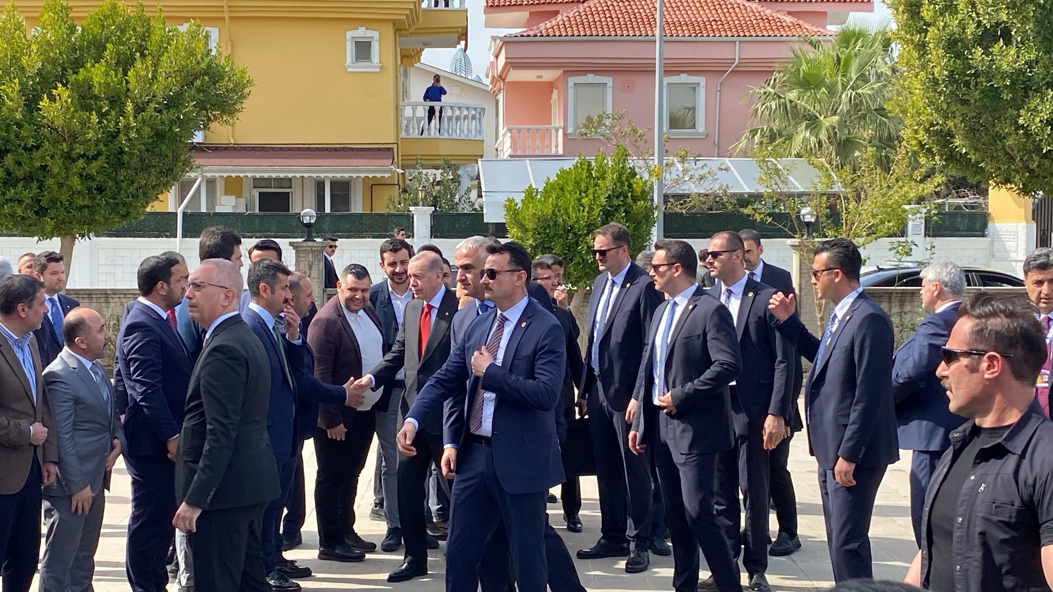 Cumhurbaşkanı Erdoğan'a cuma namazı öncesi sevgi seli - 1. Resim