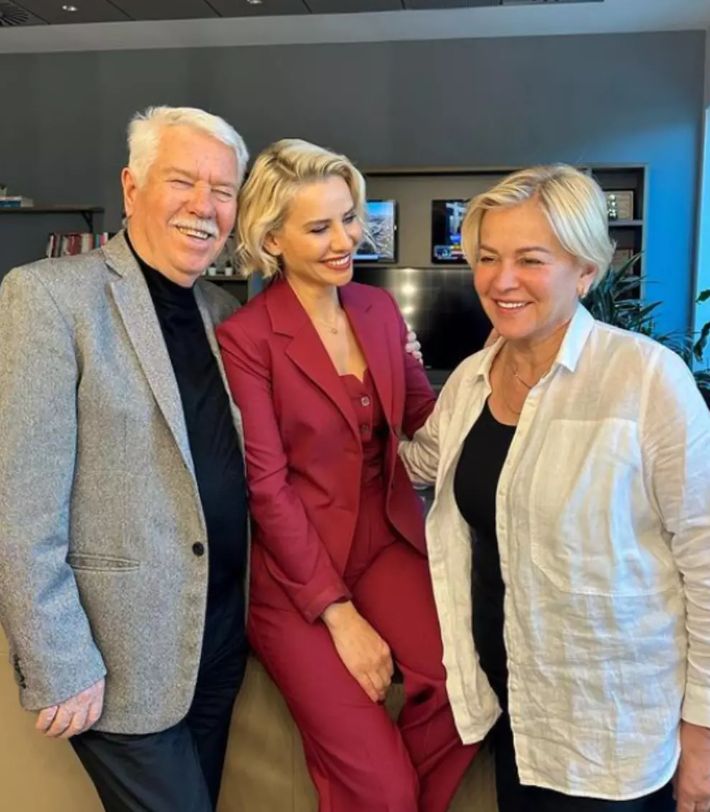 Esra Erol annesini paylaştı, görenler aynı yorumu yaptı: Kızlarından daha güzel Esra Erol annesini paylaştı, görenler aynı yorumu yaptı: Kızlarından daha güzel - 1. Resim