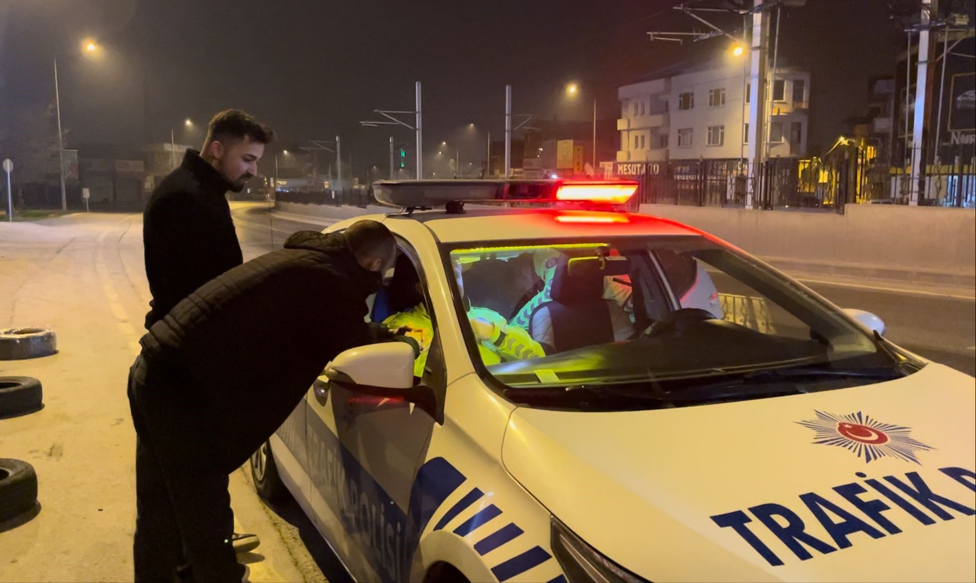 Film sahnelerini aratmayan kovalamaca! Polisi görünce geri vitese takıp kaçmaya çalıştı - 1. Resim