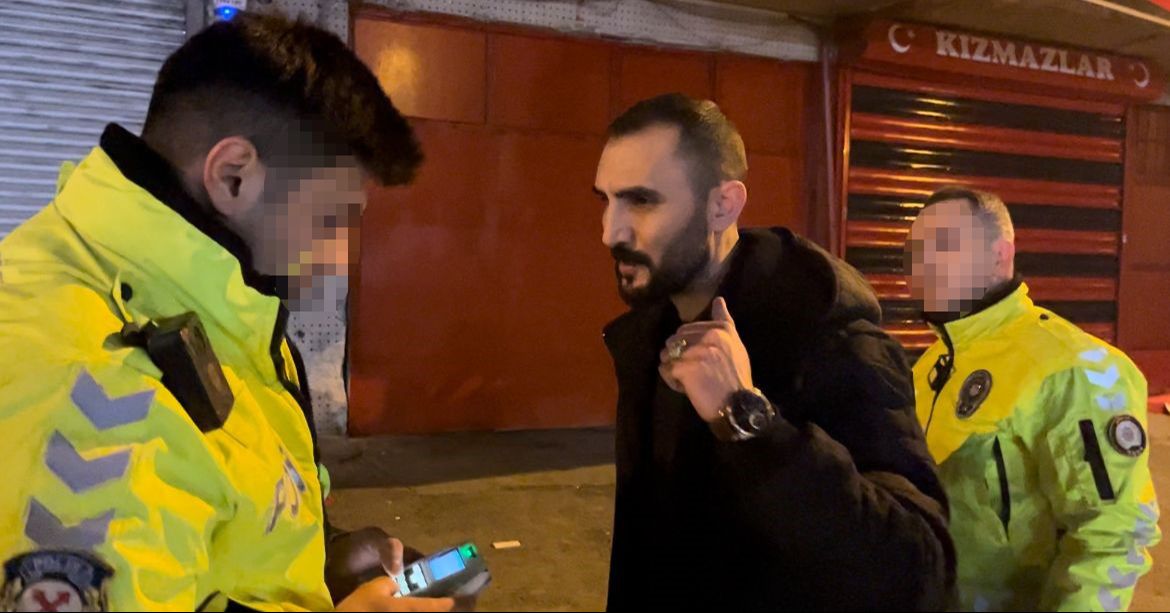 Film sahnelerini aratmayan kovalamaca! Polisi görünce geri vitese takıp kaçmaya çalıştı - 2. Resim