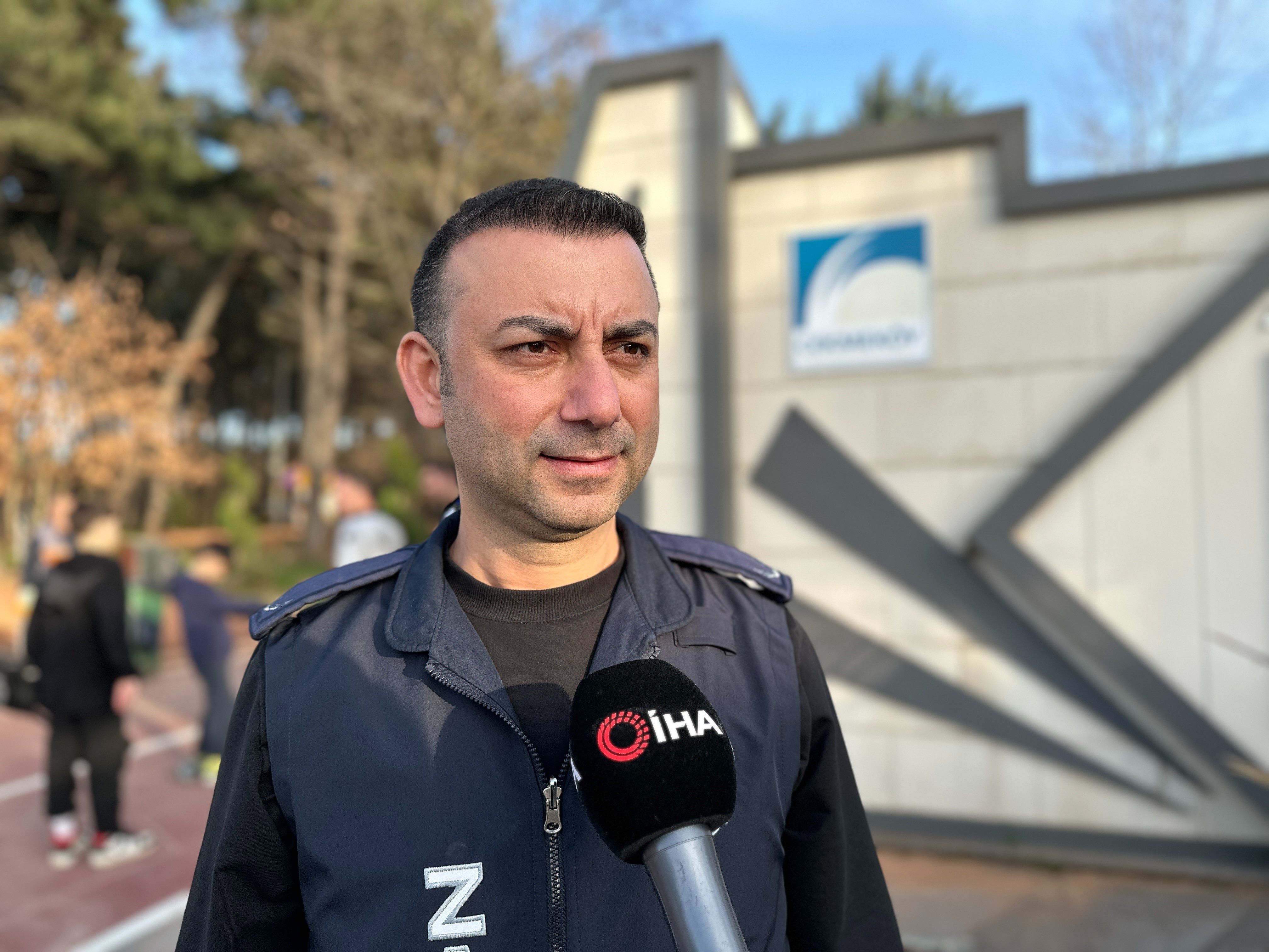 Hayat kurtaran anlar saniye saniye kamerada! Zabıtadan boğazına şeker kaçan çocuğa 'heimlich manevrası' Hayat kurtaran anlar saniye saniye kamerada! Zabıtadan boğazına şeker kaçan çocuğa 'heimlich manevrası' - 2. Resim