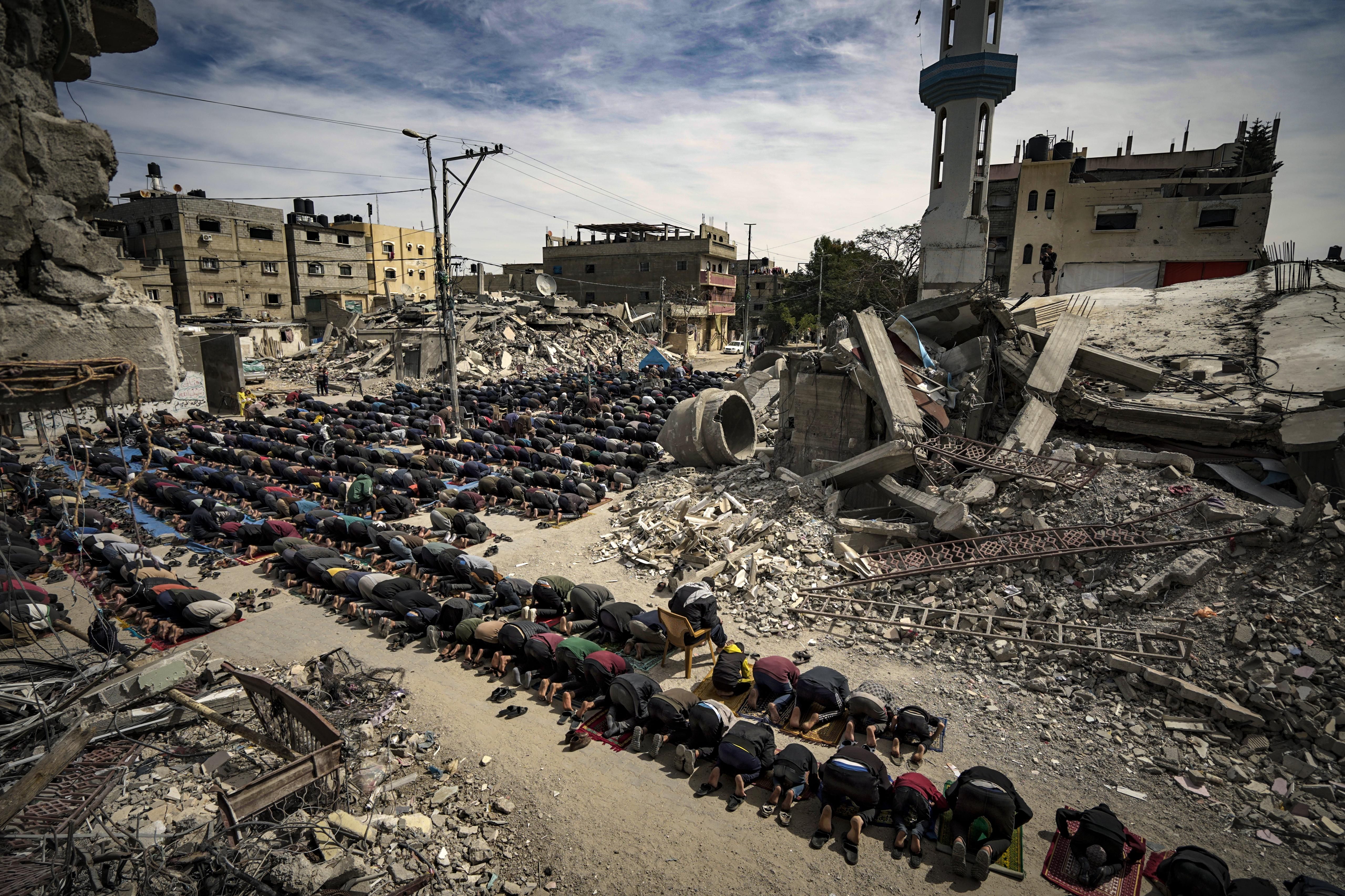 İsrail'in zulmü bir kez daha gözler önünde! Bombalanan caminin yıkıntıları arasında cuma namazı... - 5. Resim
