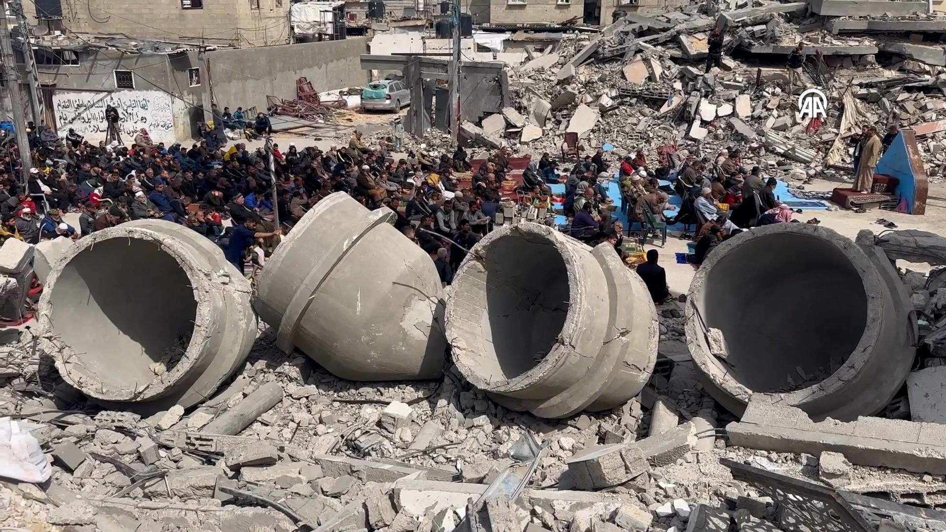 İsrail'in zulmü bir kez daha gözler önünde! Bombalanan caminin yıkıntıları arasında cuma namazı... - 3. Resim