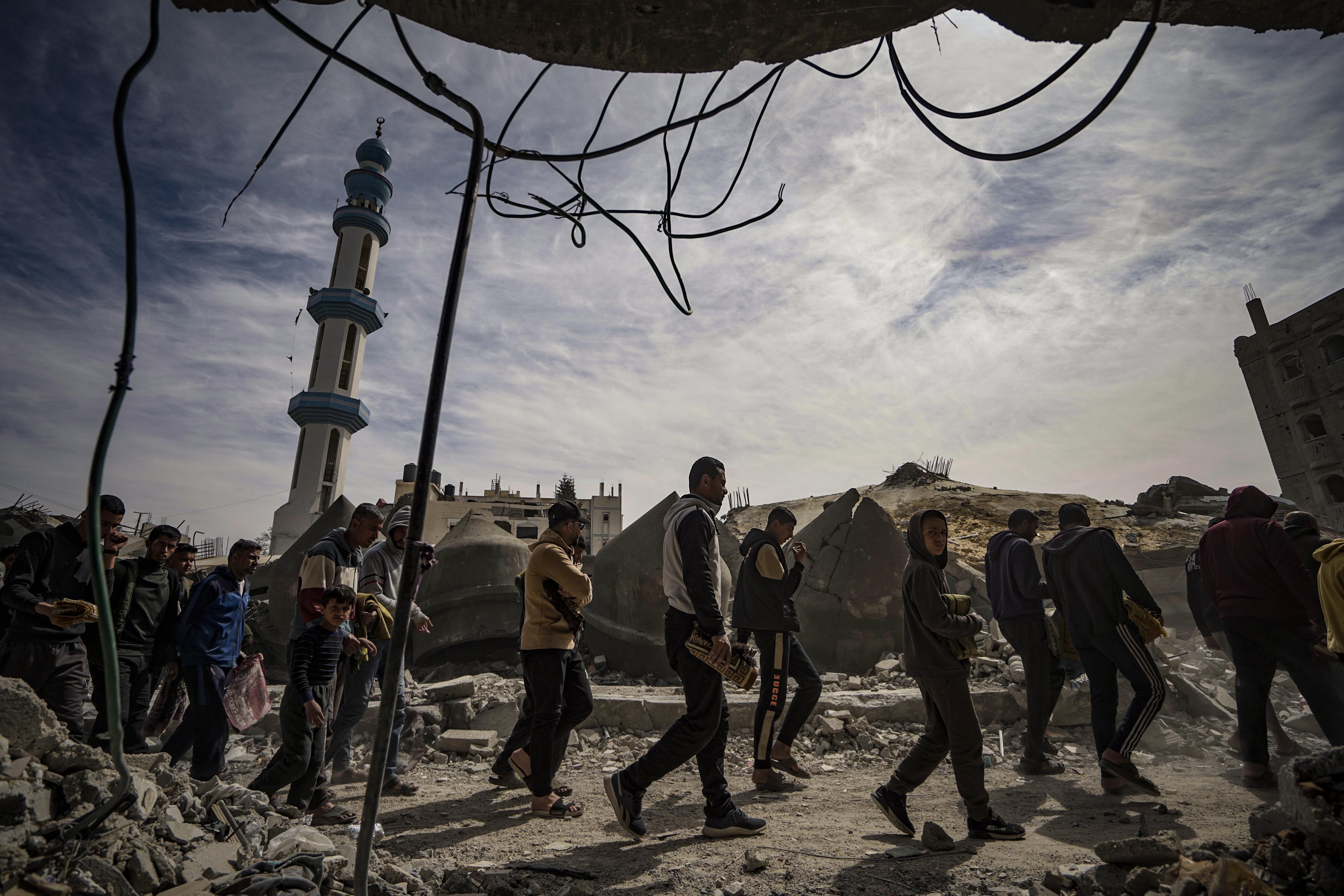 İsrail'in zulmü bir kez daha gözler önünde! Bombalanan caminin yıkıntıları arasında cuma namazı... - 6. Resim