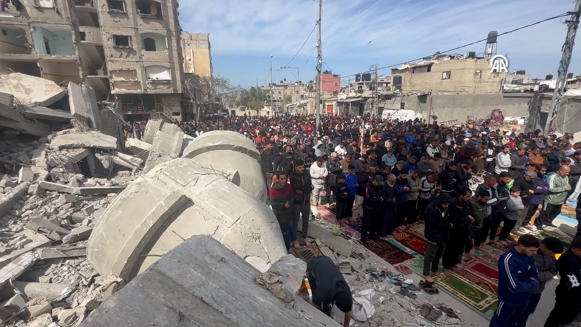 İsrail'in zulmü bir kez daha gözler önünde! Bombalanan caminin yıkıntıları arasında cuma namazı... - 4. Resim