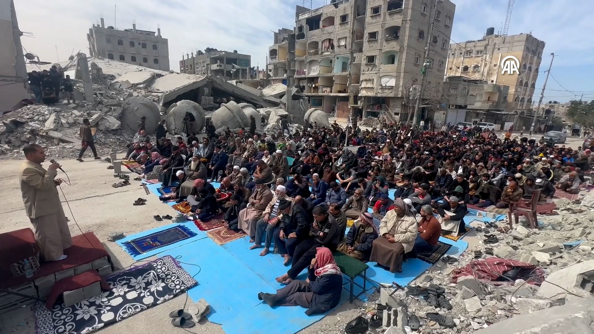 İsrail'in zulmü bir kez daha gözler önünde! Bombalanan caminin yıkıntıları arasında cuma namazı... - 2. Resim
