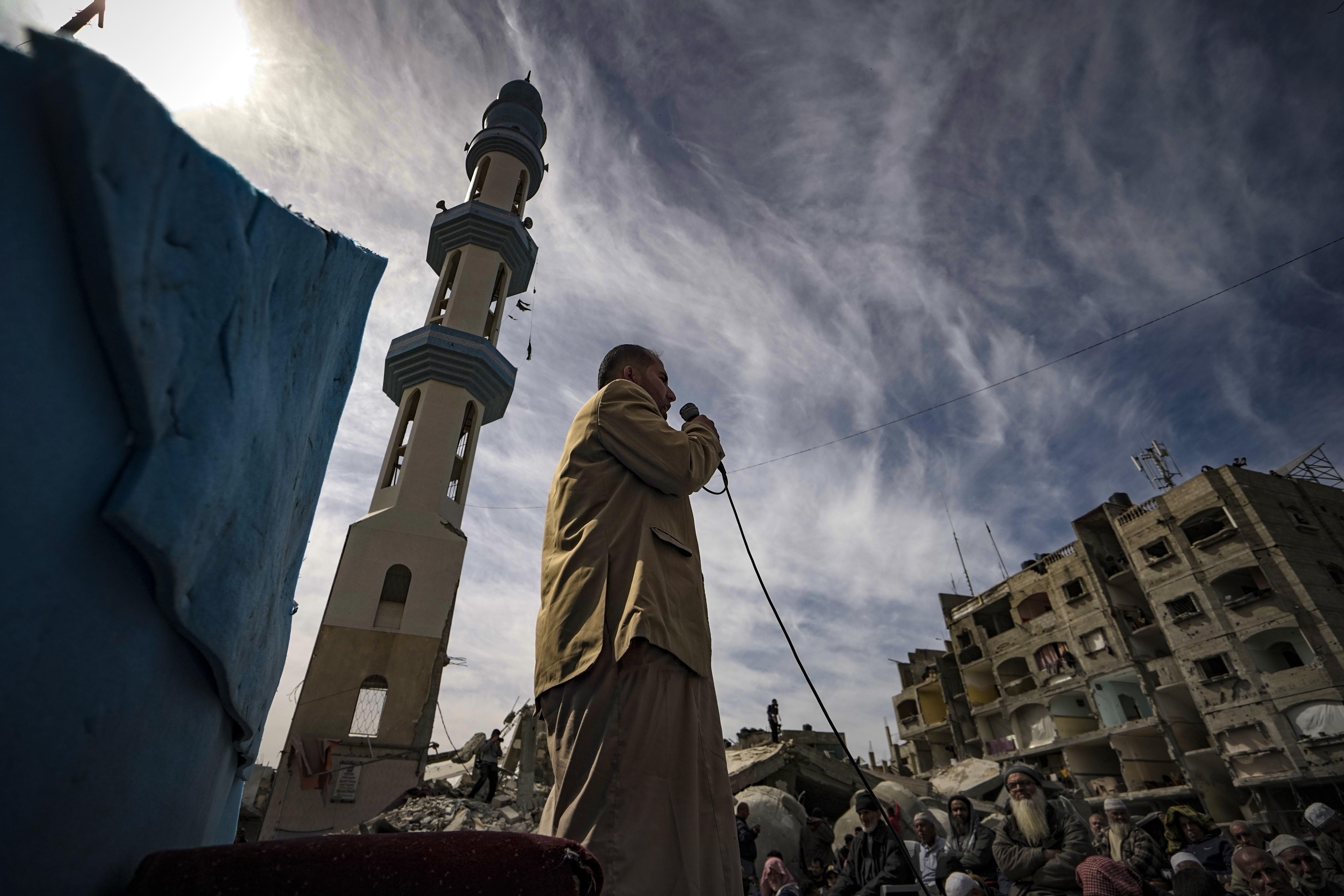 İsrail'in zulmü bir kez daha gözler önünde! Bombalanan caminin yıkıntıları arasında cuma namazı... - 8. Resim