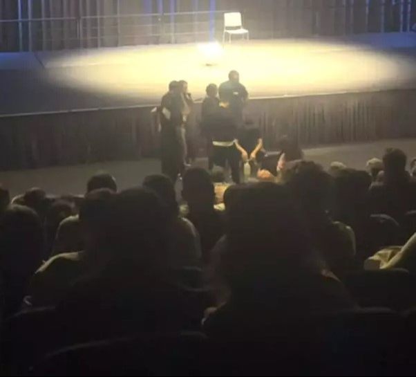 Komedyen Özgür Turhan gösteri sırasında sahneden düştü Komedyen Özgür Turhan gösteri sırasında sahneden düştü - 1. Resim