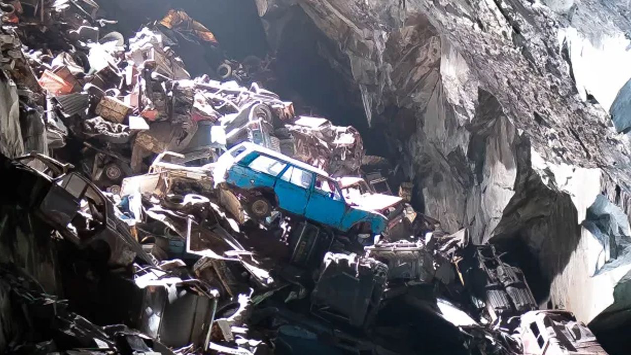 Nasıl geldikleri bilinmiyor! Terk edilen maden gizemli araç mezarlığı oldu - 1. Resim