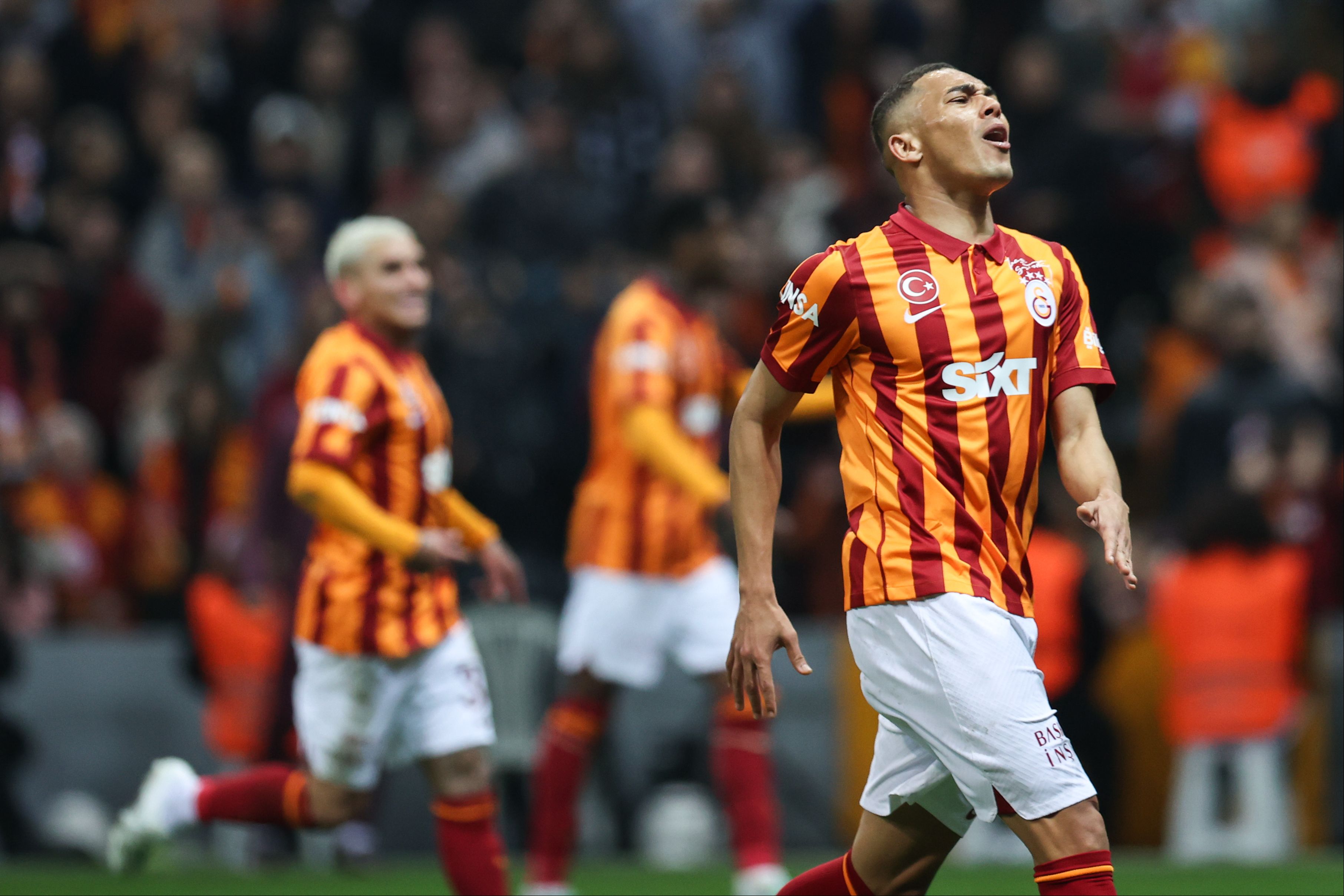 Nihat Kahveci, Galatasaraylı 2 futbolcuyu yerden yere vurdu: Ben olsam pasaportlarını iptal ederim Nihat Kahveci, Galatasaraylı 2 futbolcuyu yerden yere vurdu: Ben olsam pasaportlarını iptal ederim - 1. Resim