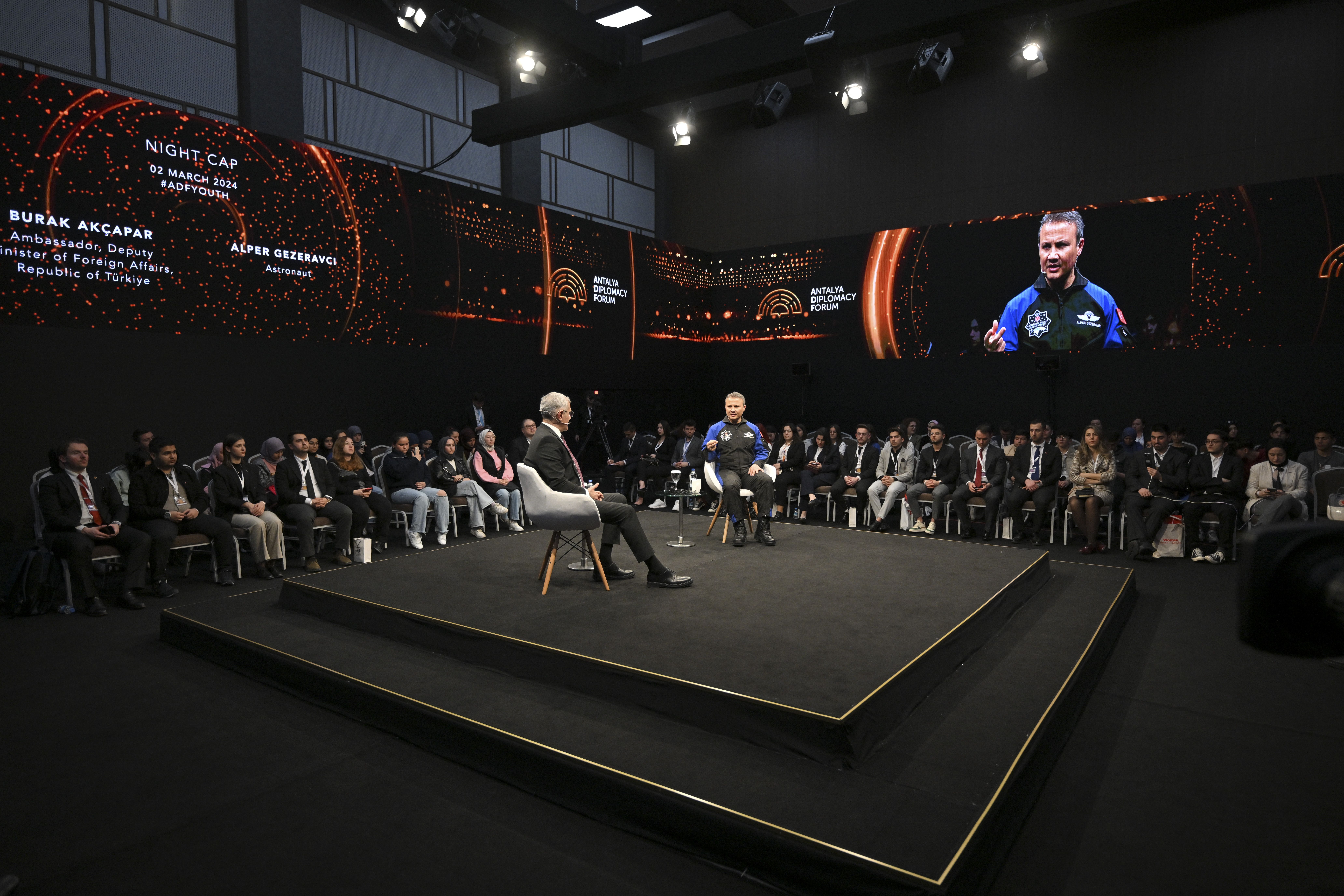 Alper Gezeravcı uzay yolculuğunu gençlere anlattı: Surda bir delik açtık - 3. Resim