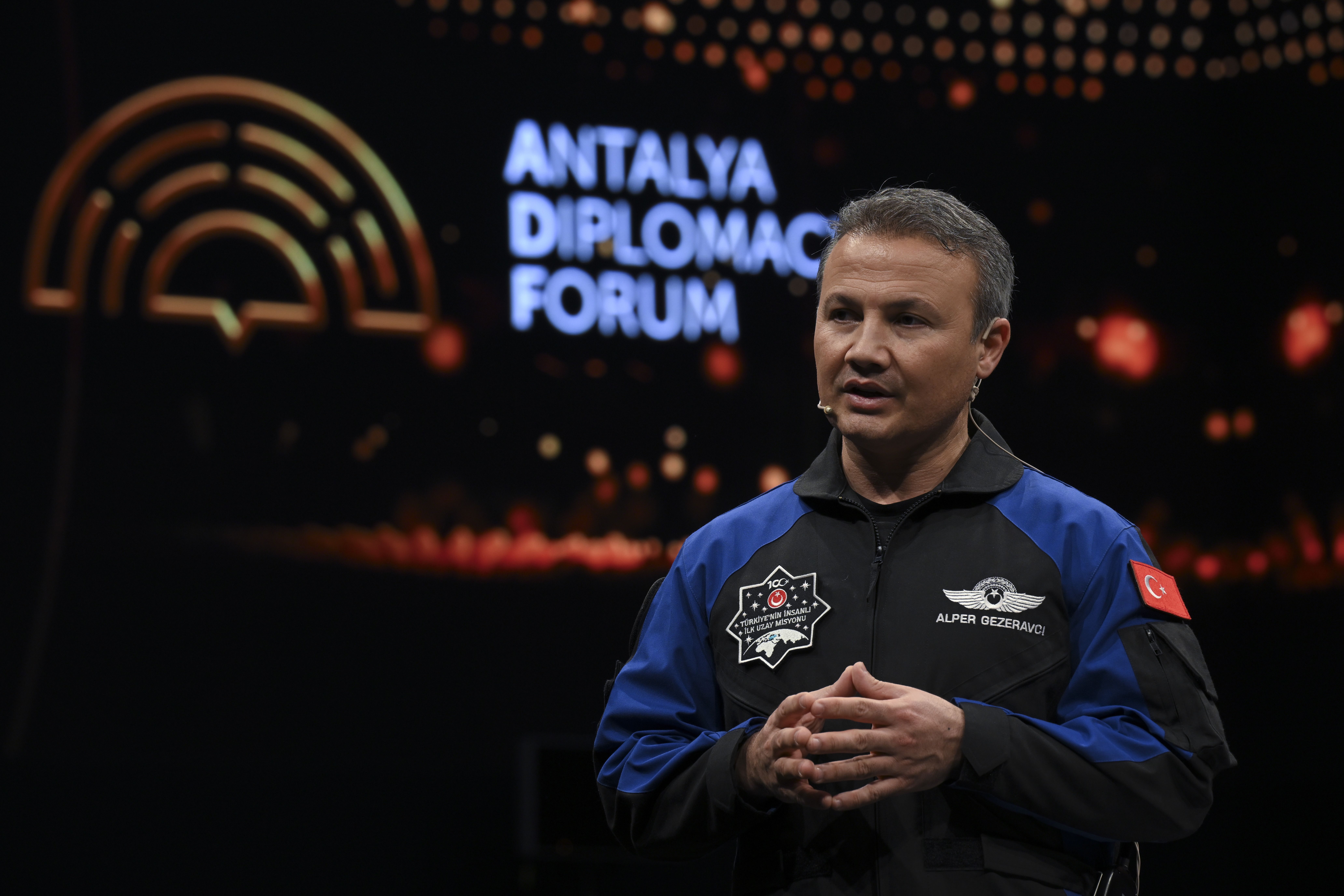 Alper Gezeravcı uzay yolculuğunu gençlere anlattı: Surda bir delik açtık - 1. Resim