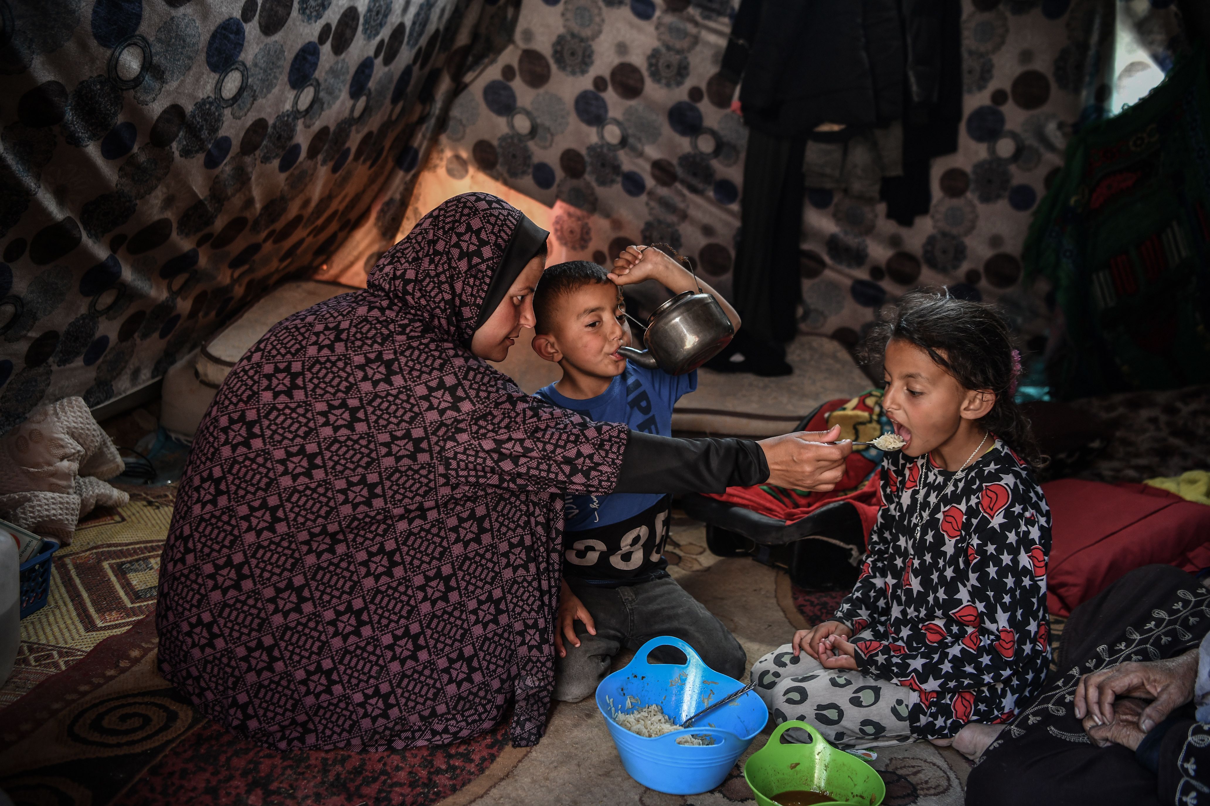 BM'den acı rapor: Kadınlar herkesten daha az ve en son yemek yiyor, gıdaya erişemiyor BM'den acı rapor: Kadınlar herkesten daha az ve en son yemek yiyor, gıdaya erişemiyor - 1. Resim