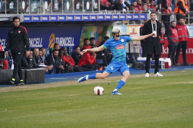 Ç.Rizespor 5 hafta sonra 3 puan aldı Burak Yılmaz kırmızı kartla atıldı Ç.Rizespor 5 hafta sonra 3 puan aldı Burak Yılmaz kırmızı kartla atıldı - 2. Resim