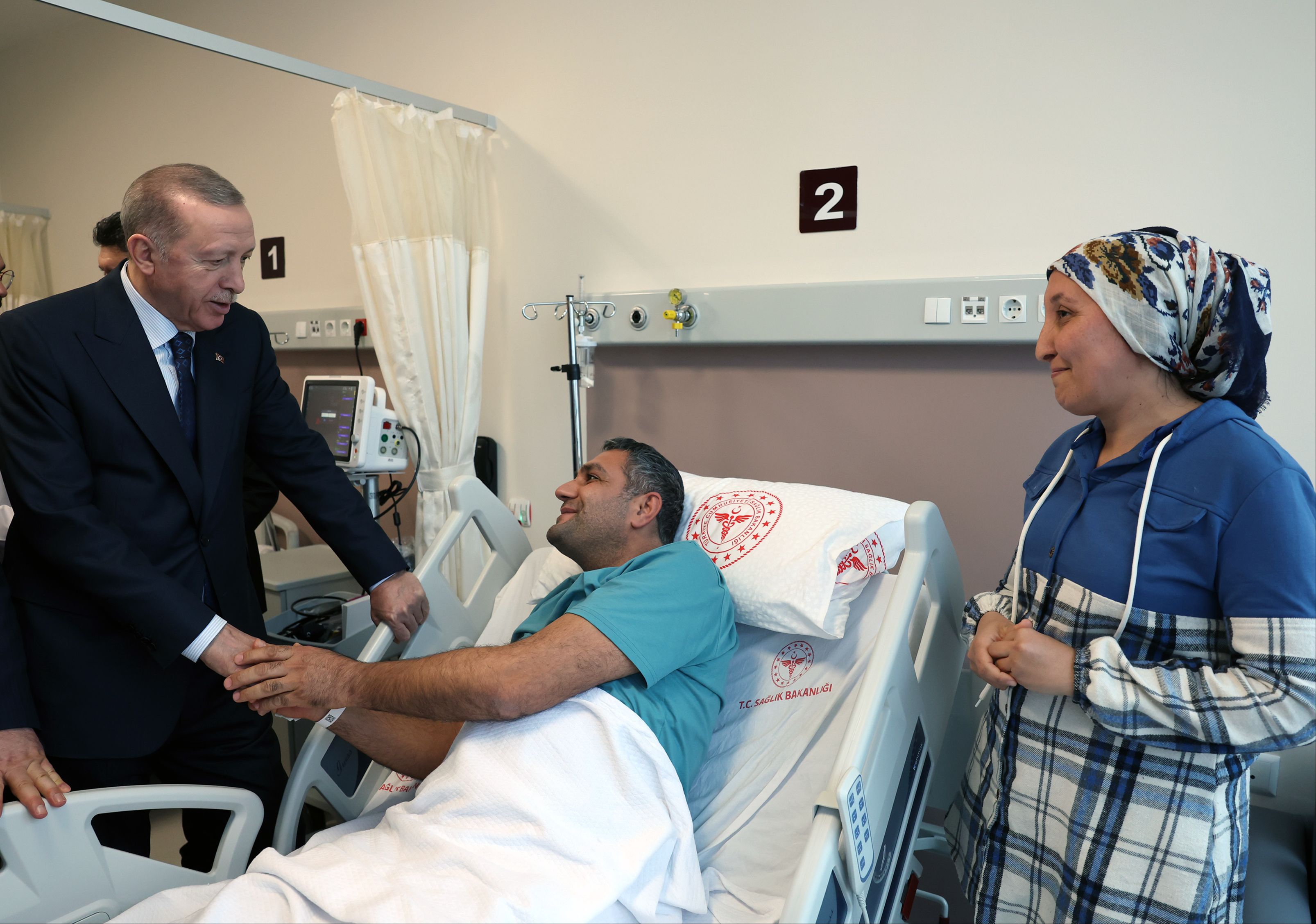 Erdoğan'dan Antalya Şehir Hastanesi'ndeki hastalara ziyaret: 'Seni de gördüm ya dünya benim oldu' Erdoğan'dan Antalya Şehir Hastanesi'ndeki hastalara ziyaret: 'Seni de gördüm ya dünya benim oldu' - 3. Resim