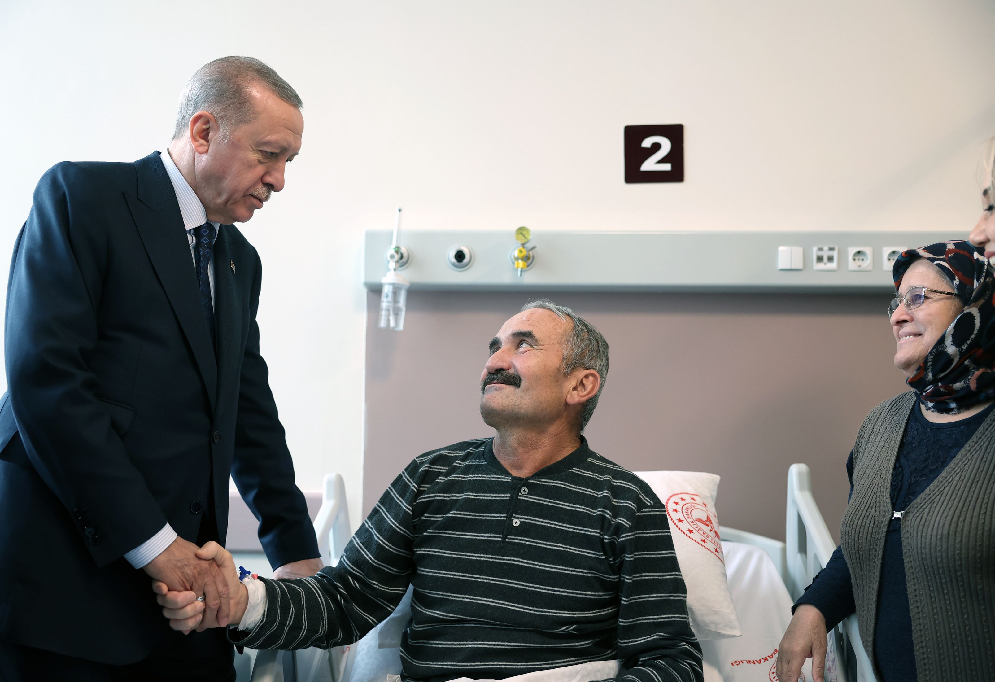 Erdoğan'dan Antalya Şehir Hastanesi'ndeki hastalara ziyaret: 'Seni de gördüm ya dünya benim oldu' Erdoğan'dan Antalya Şehir Hastanesi'ndeki hastalara ziyaret: 'Seni de gördüm ya dünya benim oldu' - 2. Resim