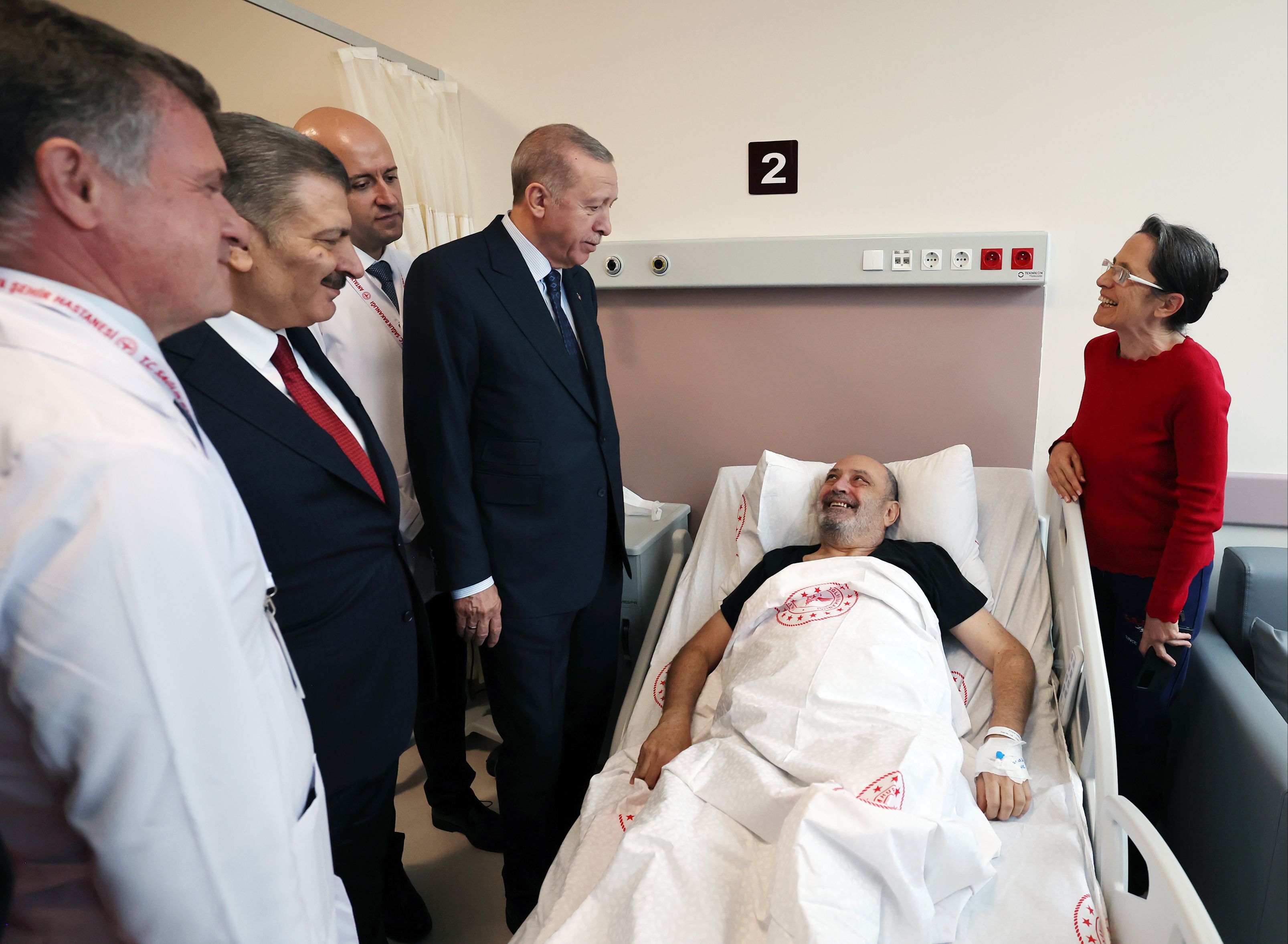 Erdoğan'dan Antalya Şehir Hastanesi'ndeki hastalara ziyaret: 'Seni de gördüm ya dünya benim oldu' Erdoğan'dan Antalya Şehir Hastanesi'ndeki hastalara ziyaret: 'Seni de gördüm ya dünya benim oldu' - 1. Resim