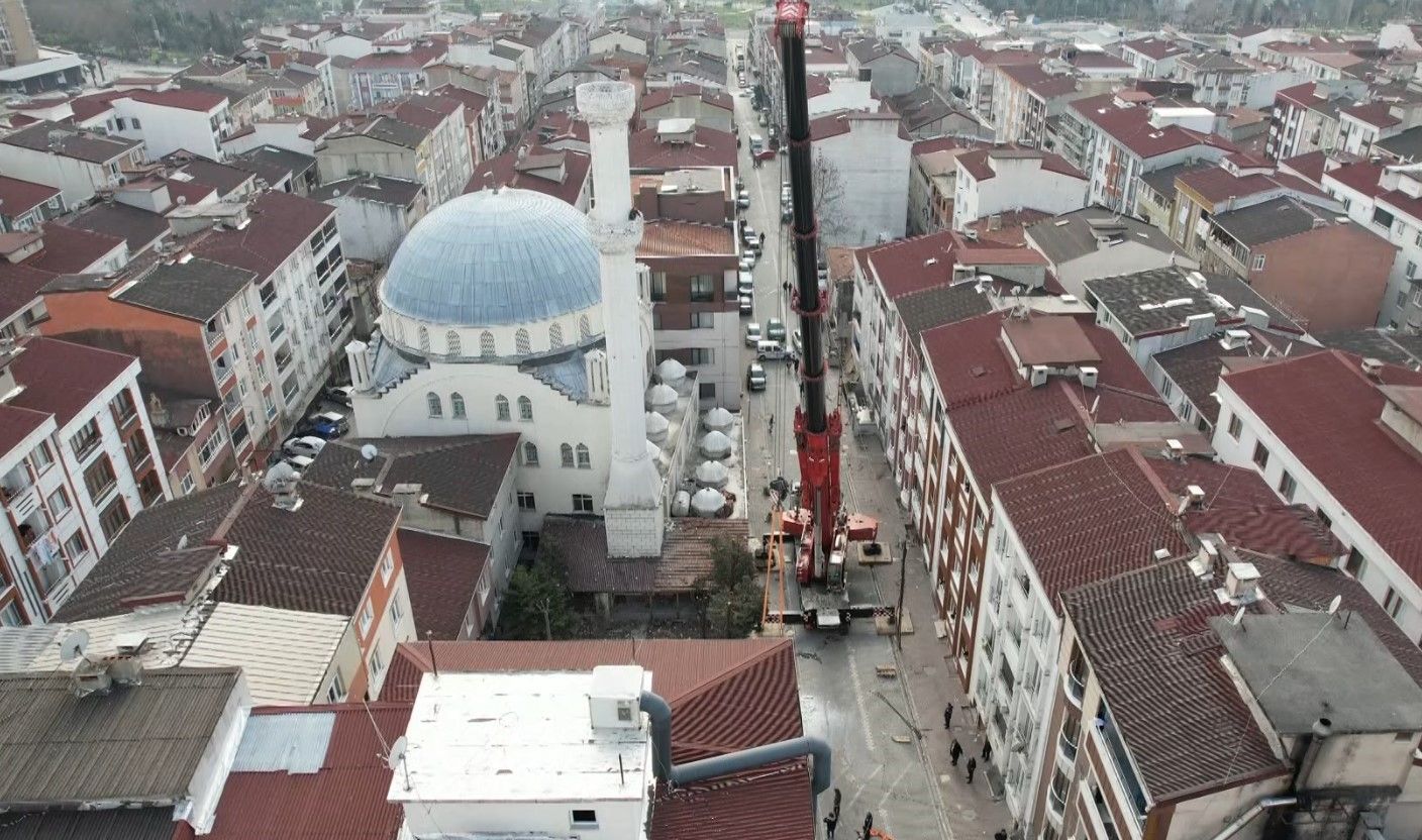 Esenyurt'ta camii minaresi apartmanın üzerine devrildi! - 1. Resim