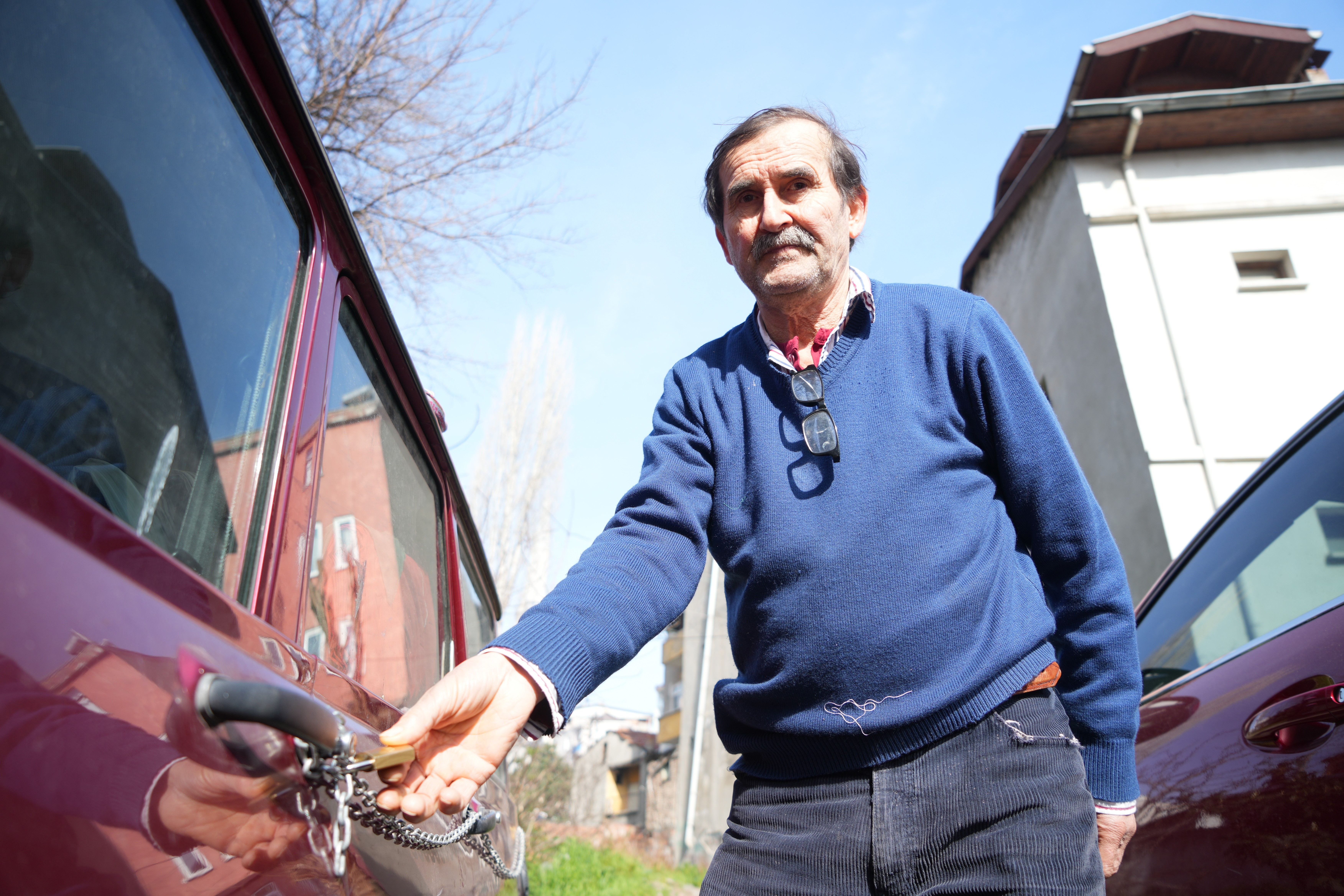 Hırsızlardan bıktı, aracını zincire vurdu - 1. Resim