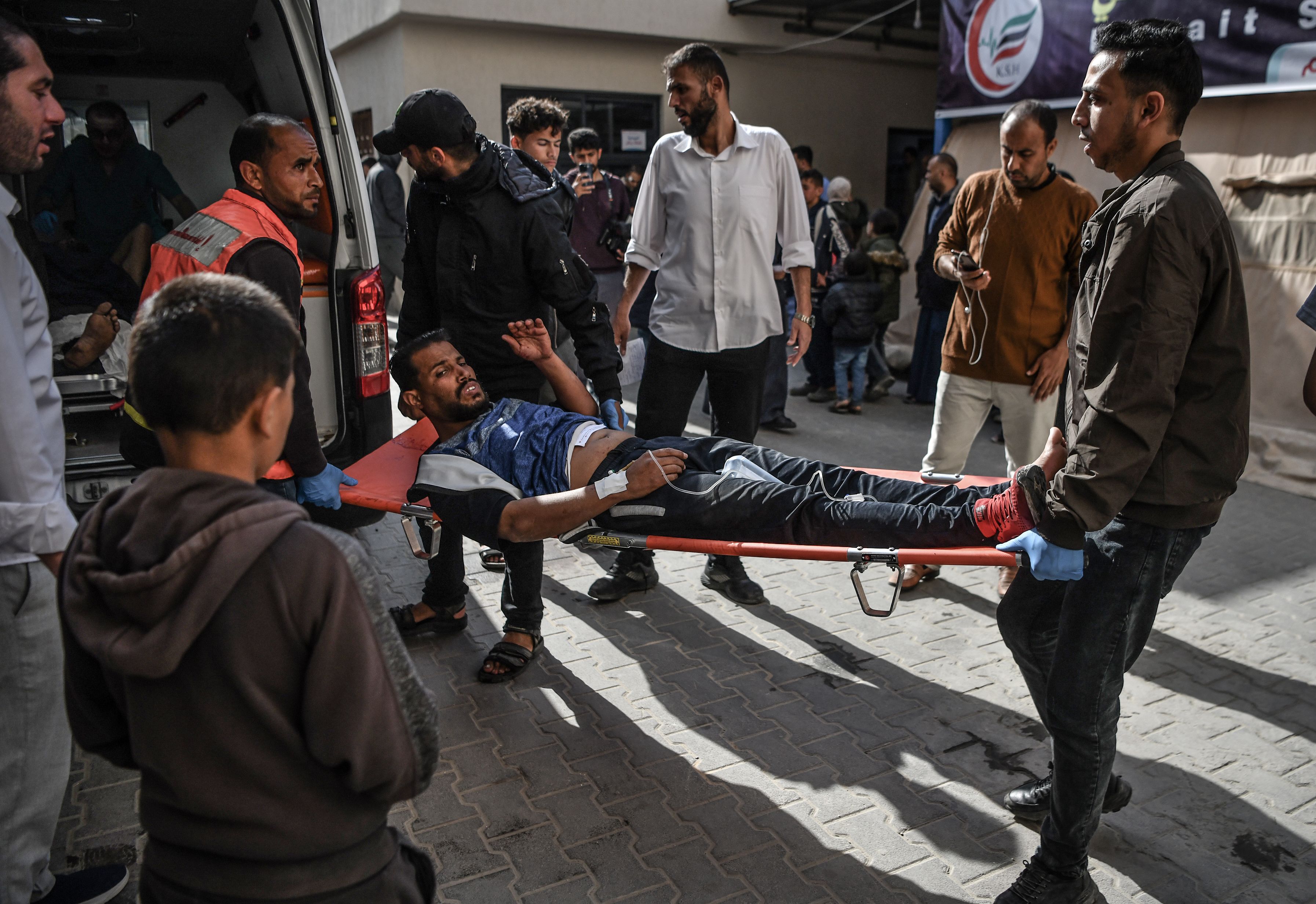 İsrail, Refah'ta hastane çevresini vurdu! Çok sayıda ölü ve yaralı var İsrail, Refah'ta hastane çevresini vurdu! Çok sayıda ölü ve yaralı var - 2. Resim