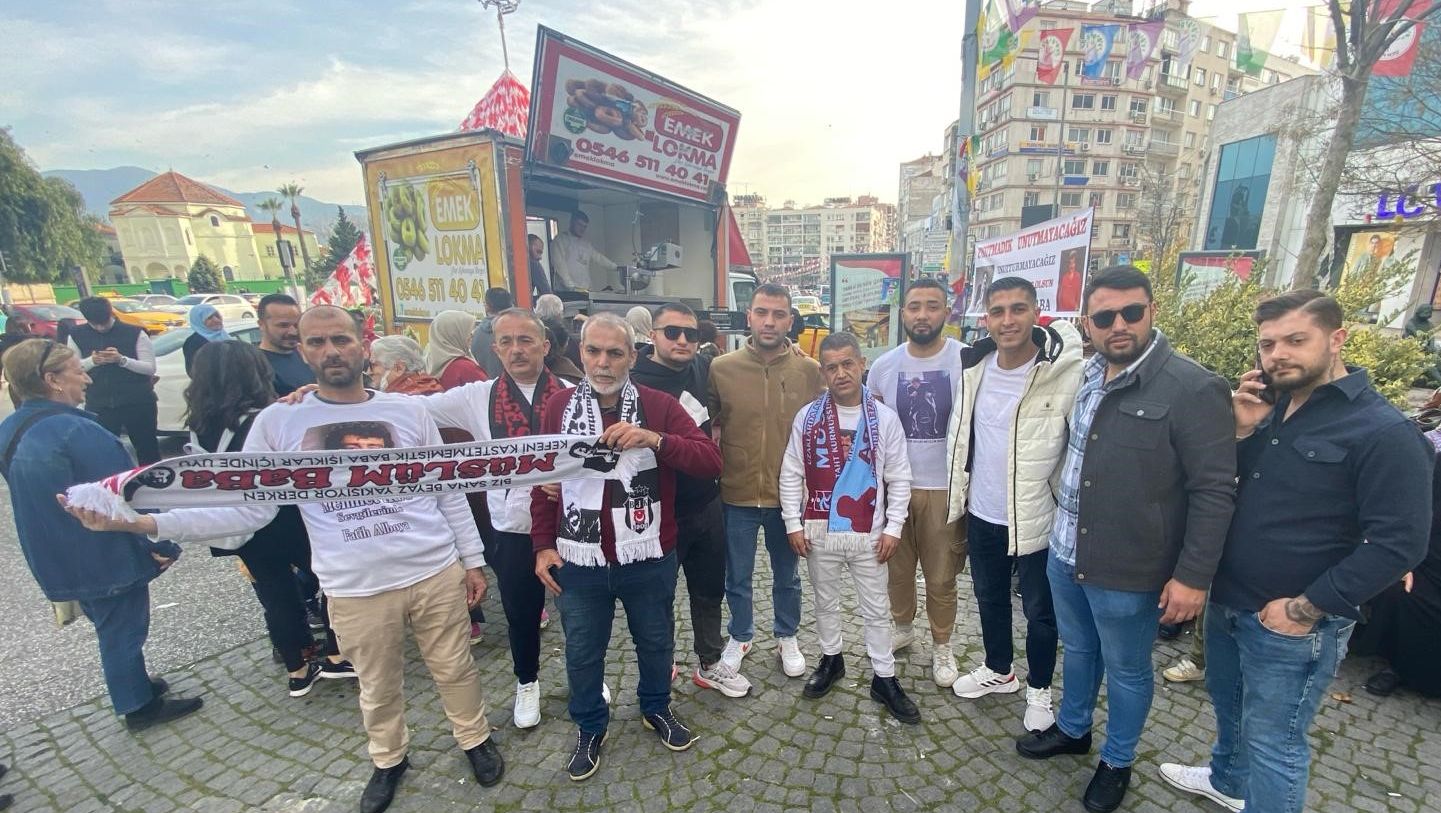 İzmirli evlatları unutmadı! M&uuml;sl&uuml;m G&uuml;rses'in İzmirli sevenleri buluşarak sanat&ccedil;ının ruhu i&ccedil;in yemek dağıttı - 1. Resim