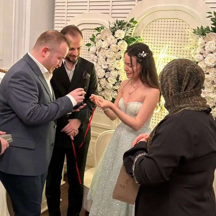Kod Adı Kırlangıç’ın yıldızı Gizem Arıkan evlilik yolunda ilk adımı attı! İşte nişandan kareler Kod Adı Kırlangıç’ın yıldızı evlilik yolunda ilk adımı attı! İşte nişandan kareler - 1. Resim