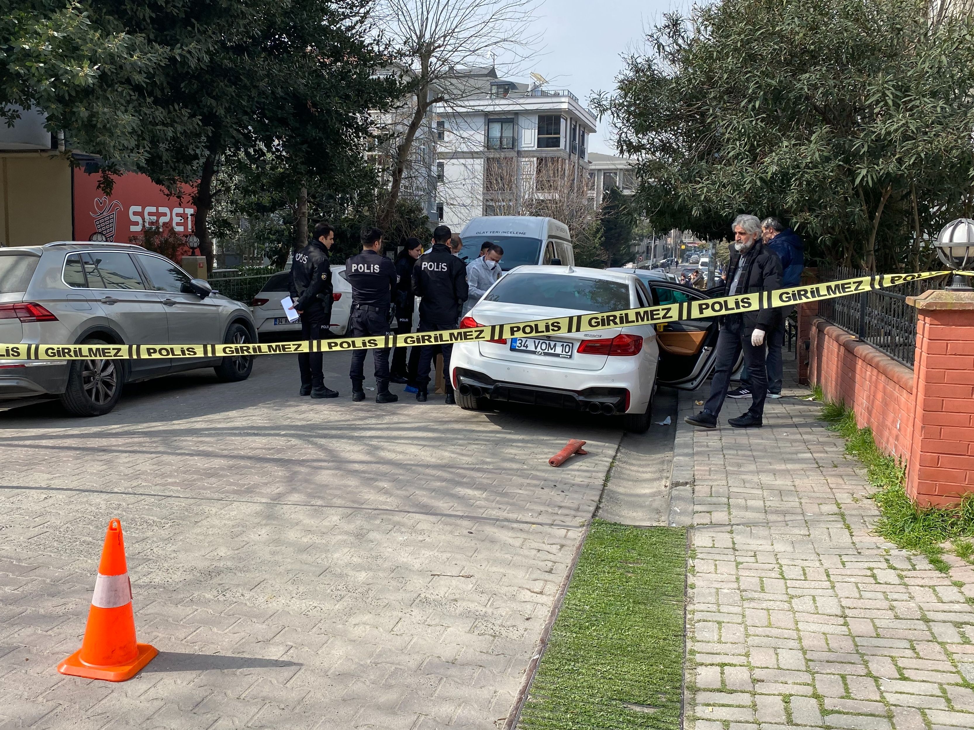 Lüks araç içerisinde ölü bulundu - 1. Resim