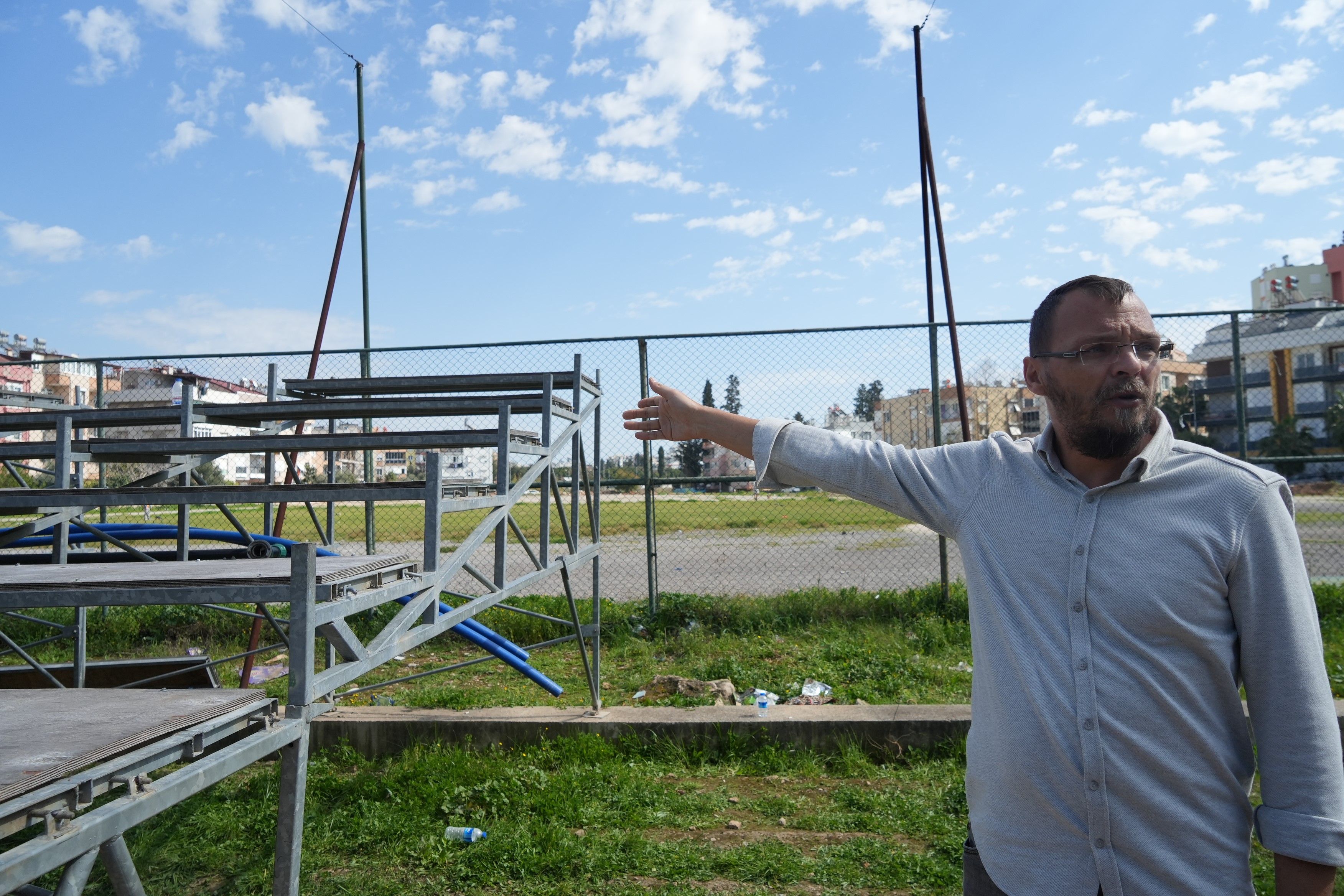 Maç anında tribün çöktü: Seyirciler yaralandı - 2. Resim