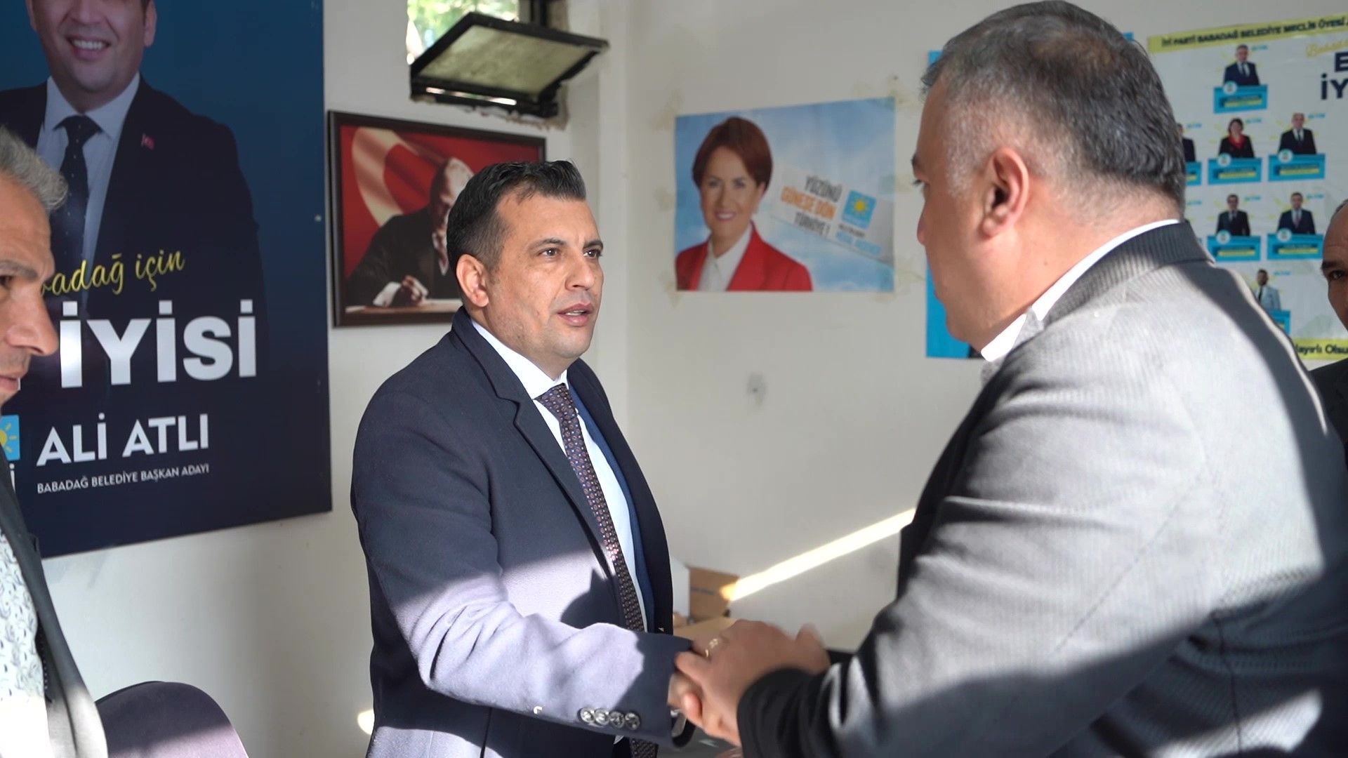 Rakip adaylar bu kez sandıkta değil sokakta mücadele etti Rakip adaylar bu kez sandıkta değil sokakta mücadele etti - 2. Resim