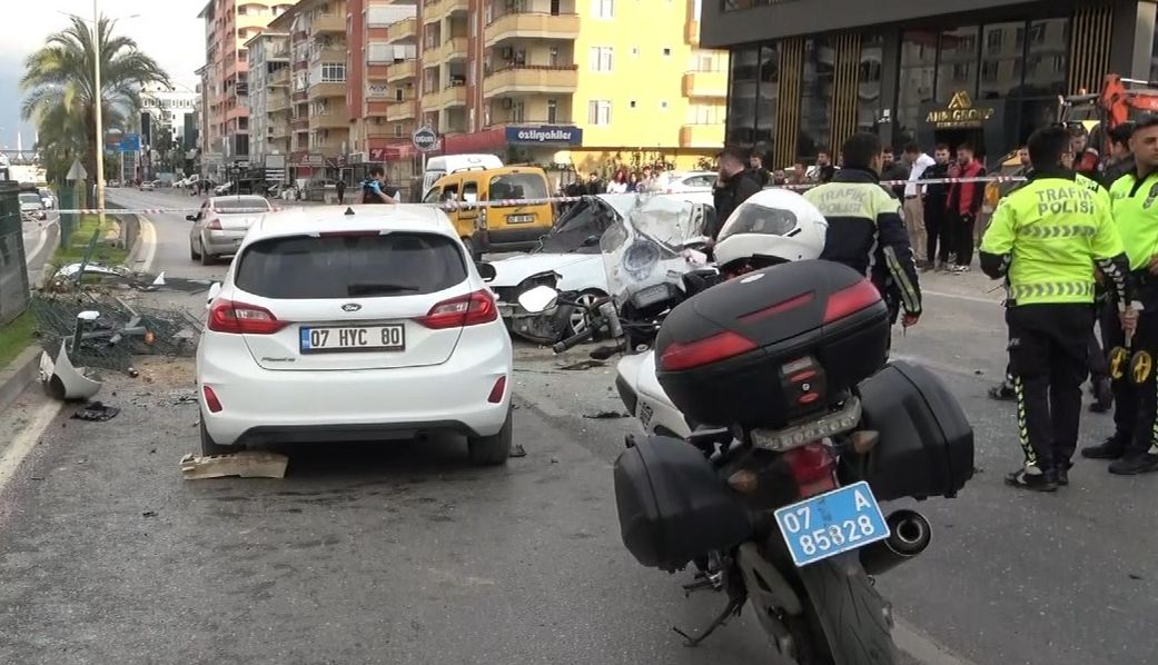 Alanya'da zincirleme kaza! 2 &ouml;l&uuml;, 4 yaralı - 1. Resim