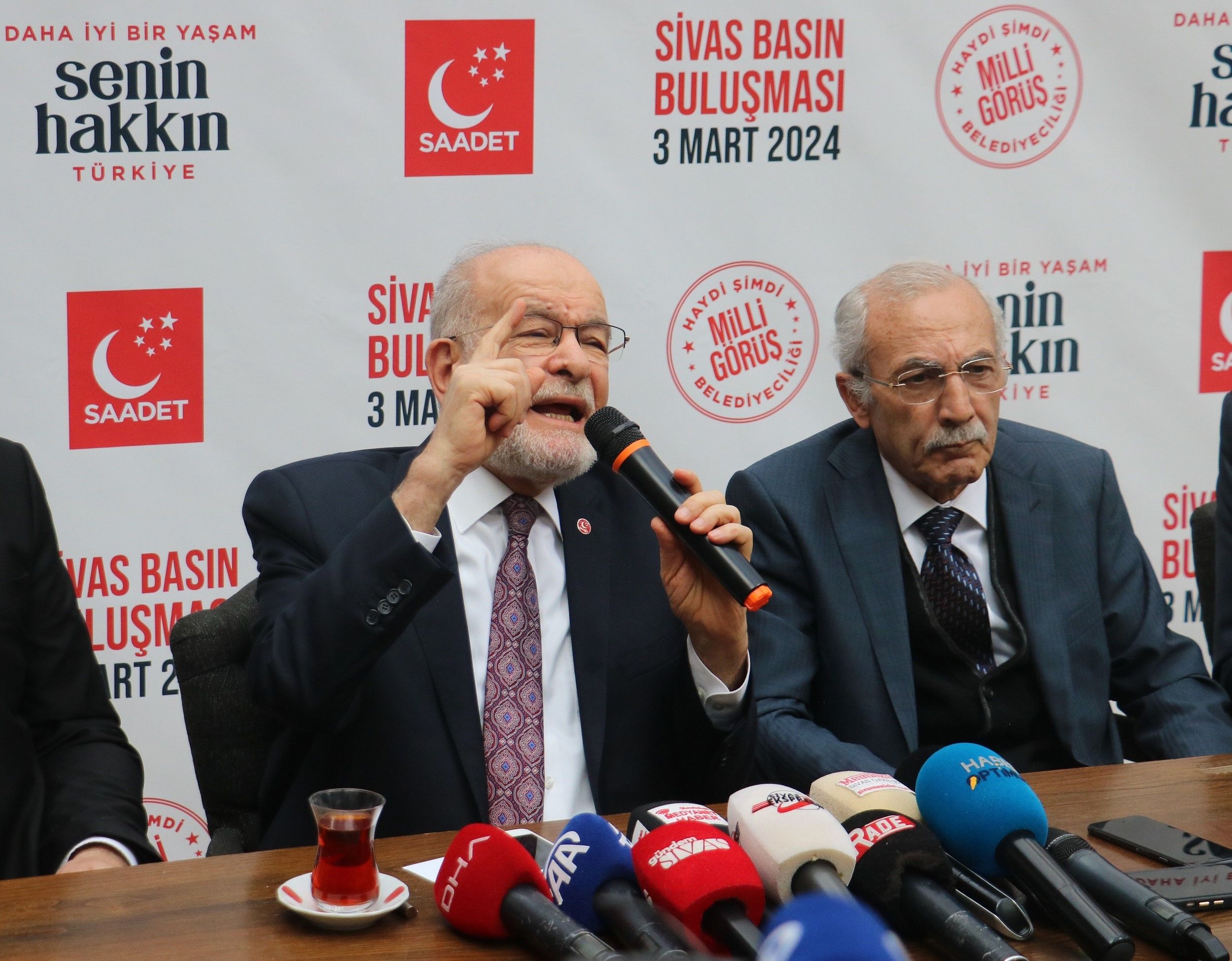 Eleştirdiği hızlı trenle Sivas'a gitti! Karamollaoğlu: Ben aptal değilim, sunulan imkânlardan yararlanırım Eleştirdiği hızlı trenle Sivas'a gitti! Karamollaoğlu: Ben aptal değilim, sunulan imkânlardan yararlanırım - 1. Resim