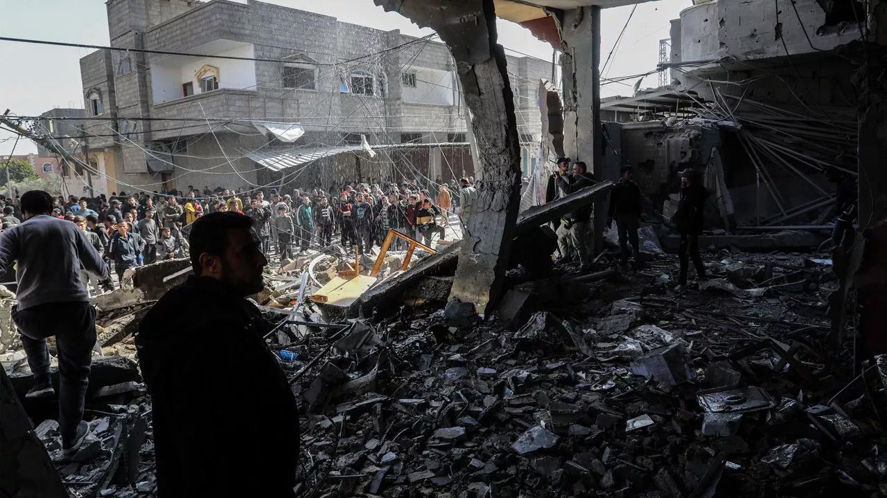 İsrail, Refah'ta sivilleri hedef aldı! Bir ailenin evi bombalandı, ölü ve yaralılar var İsrail, Refah'ta sivilleri hedef aldı! Bir ailenin evi bombalandı, ölü ve yaralılar var - 1. Resim