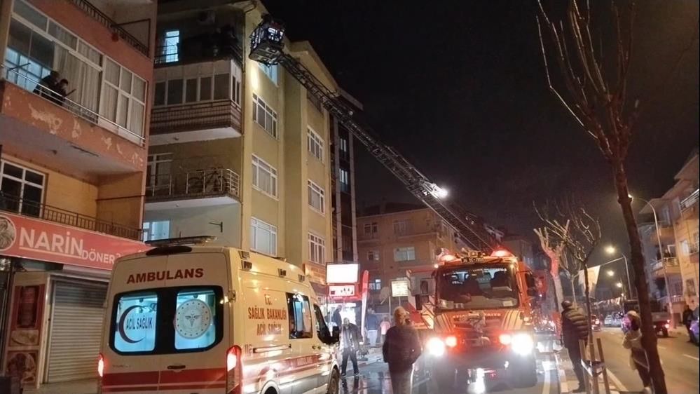 İstanbul'da can pazarı! 22 daireli binada yangın çıktı, mahsur kalanlar yardım çığlıkları attı İstanbul'da can pazarı! 22 daireli binada yangın çıktı, mahsur kalanlar yardım çığlıkları attı - 2. Resim