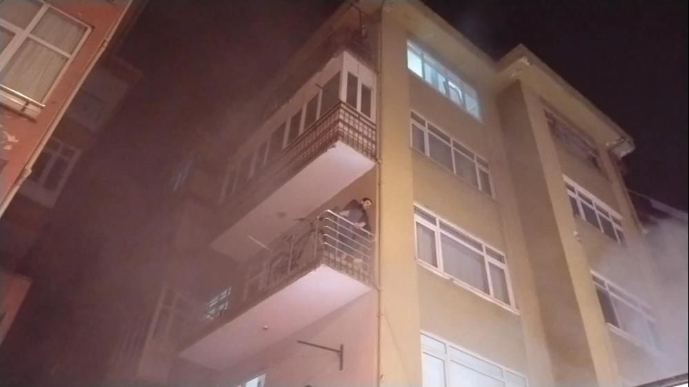İstanbul'da can pazarı! 22 daireli binada yangın çıktı, mahsur kalanlar yardım çığlıkları attı İstanbul'da can pazarı! 22 daireli binada yangın çıktı, mahsur kalanlar yardım çığlıkları attı - 1. Resim