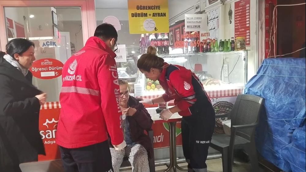 İstanbul'da can pazarı! 22 daireli binada yangın çıktı, mahsur kalanlar yardım çığlıkları attı İstanbul'da can pazarı! 22 daireli binada yangın çıktı, mahsur kalanlar yardım çığlıkları attı - 4. Resim