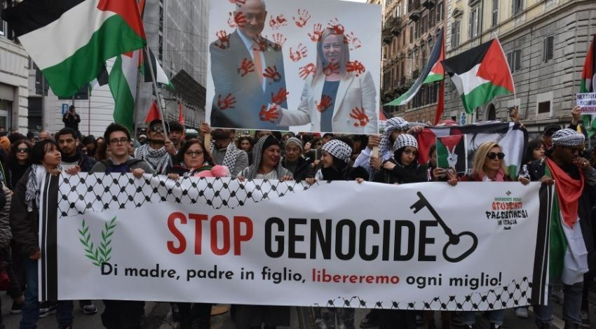 İtalya'da binlerce kişi Filistinliler için yürüdü: Gazze'de soykırım dursun İtalya'da binlerce kişi Filistinliler için yürüdü: Gazze'de soykırım dursun - 2. Resim