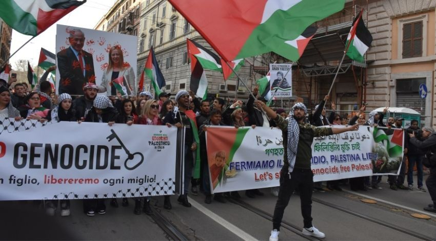 İtalya'da binlerce kişi Filistinliler için yürüdü: Gazze'de soykırım dursun İtalya'da binlerce kişi Filistinliler için yürüdü: Gazze'de soykırım dursun - 1. Resim